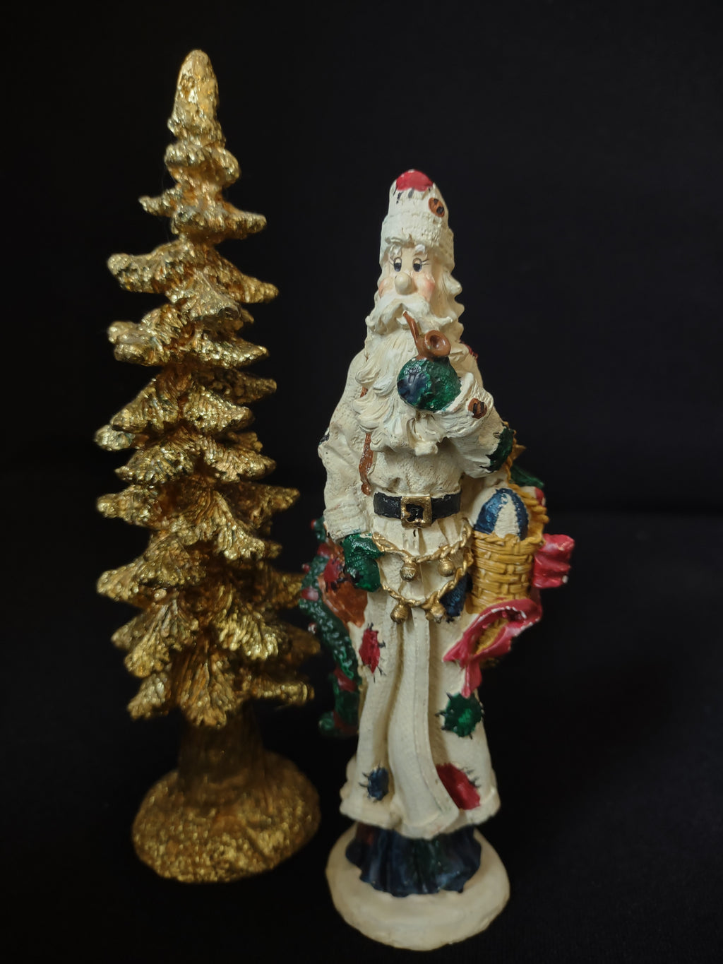 Christmas Decor Santa and Golden Christmas Tree 6" (lot 1718)