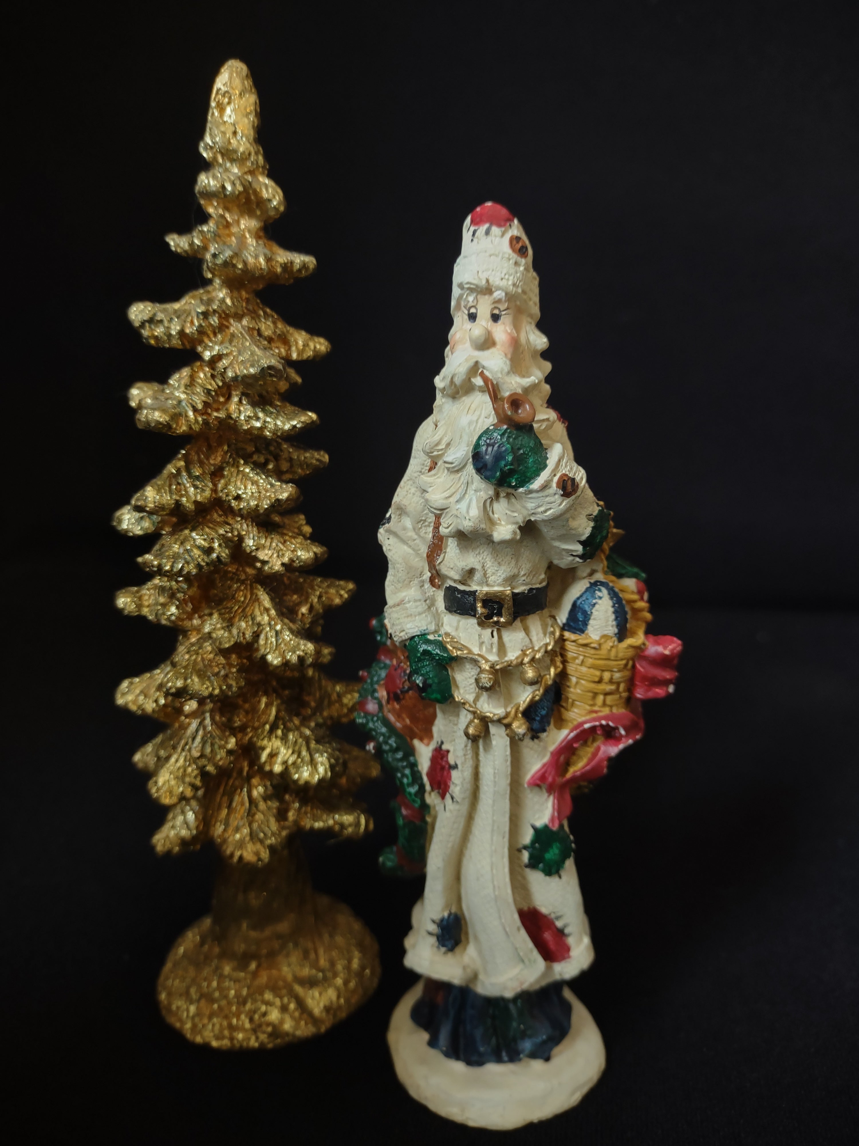 Christmas Decor Santa and Golden Christmas Tree 6" (lot 1718)
