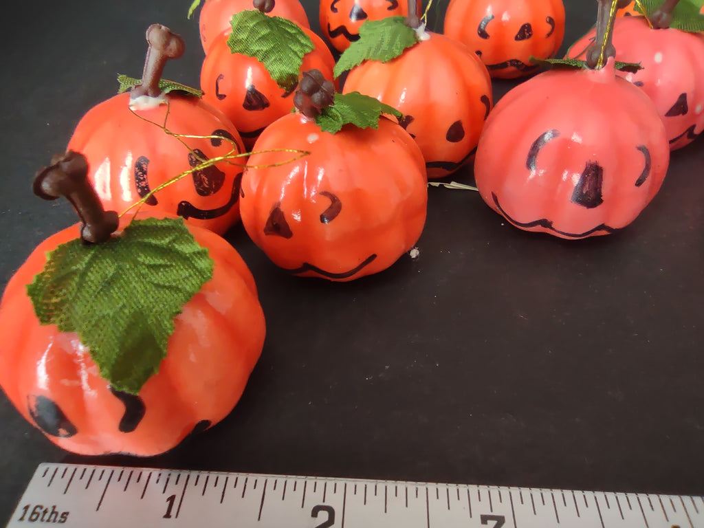 13 x Halloween Plastic Small Pumpkin Hanging Ornaments (lot 1144)