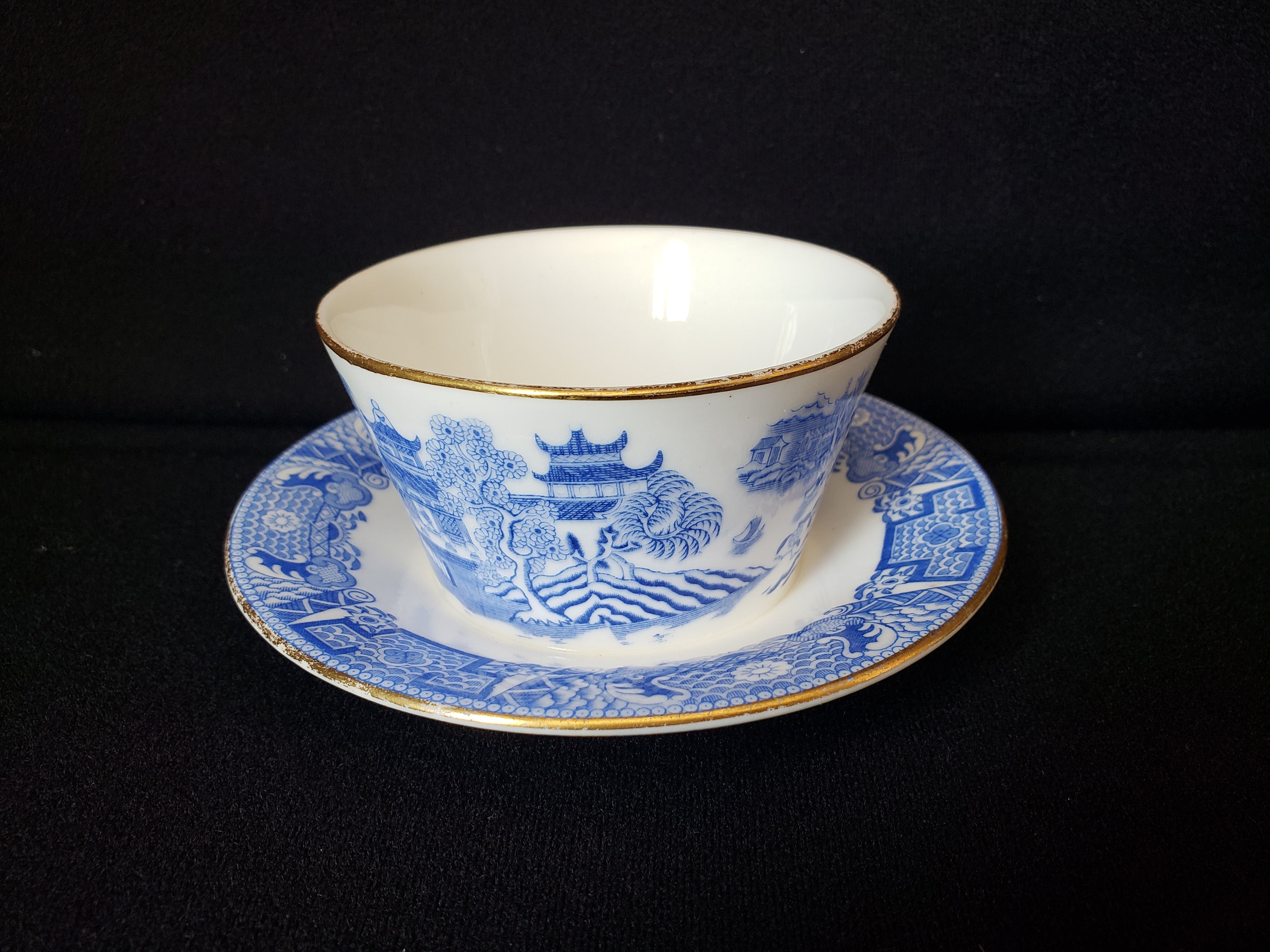 Vintage Royal Worcester Tea Cup Attached to Saucer Blue and White (lot 2076)