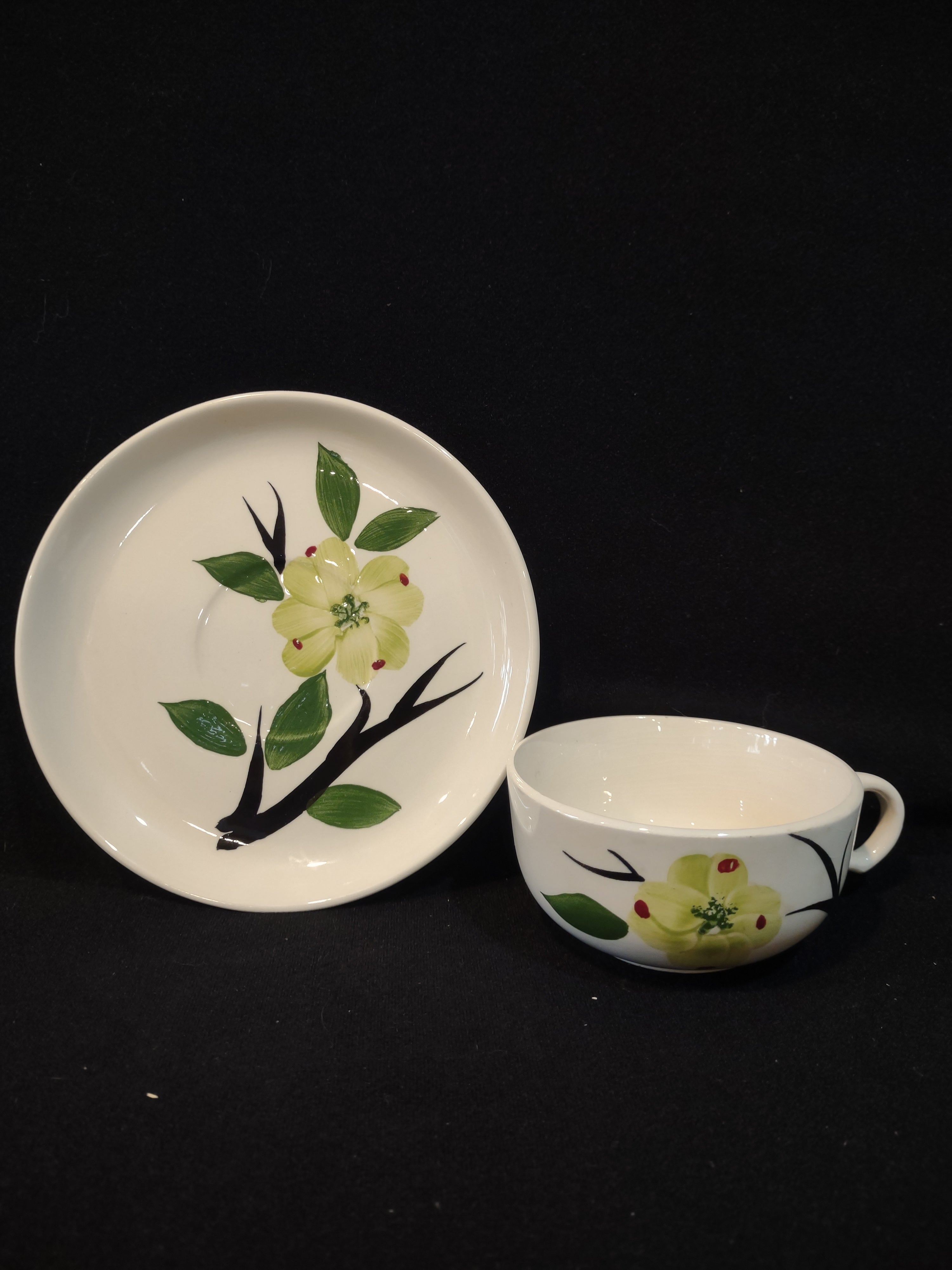 Vintage Dixie Dogwood Pattern Tea Cup Saucer Set Of 4 (Lot 4257)