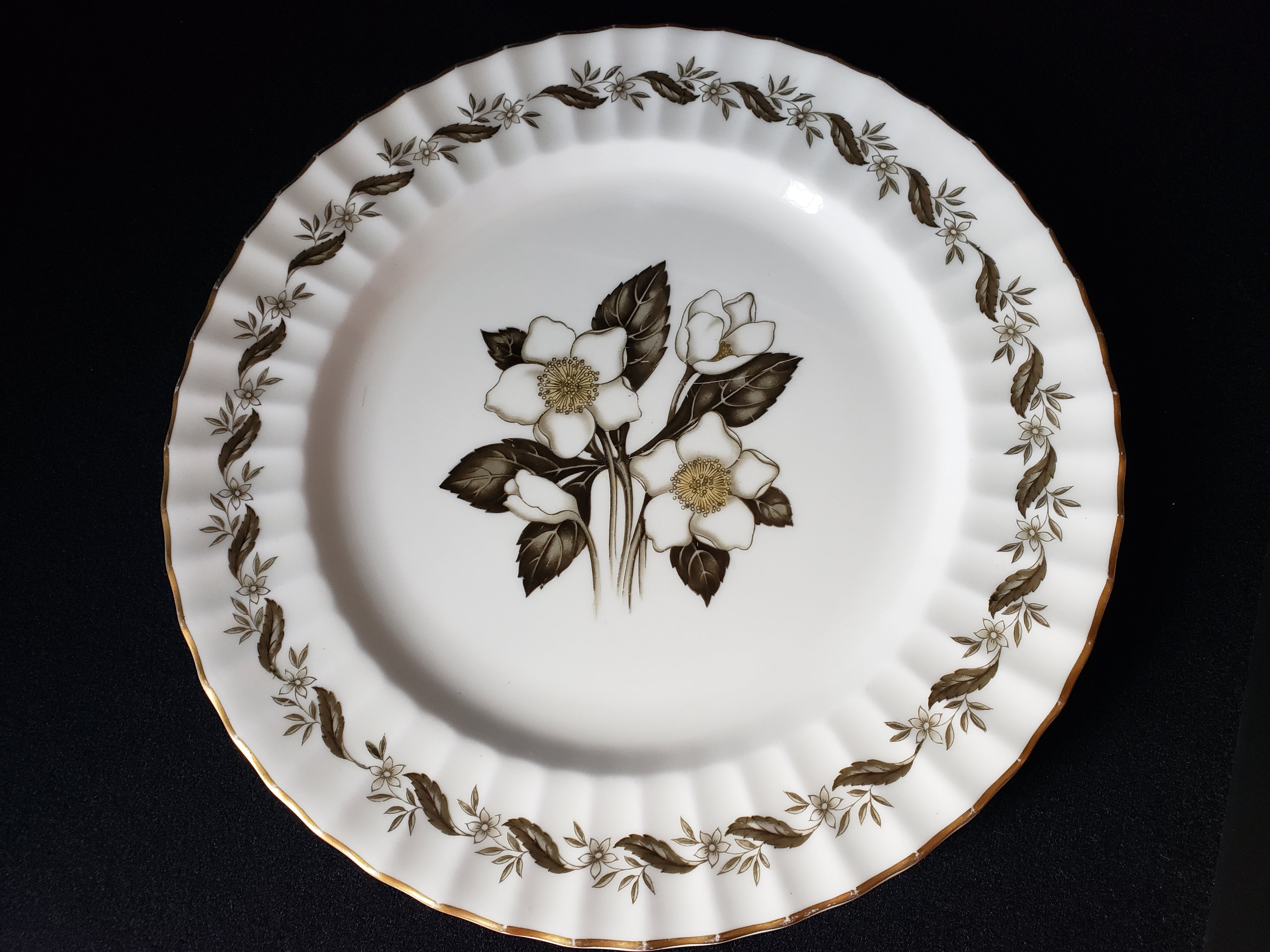 Vintage Royal Worcester Engadine Dinner Plate 10-1/2" (lot 2130)
