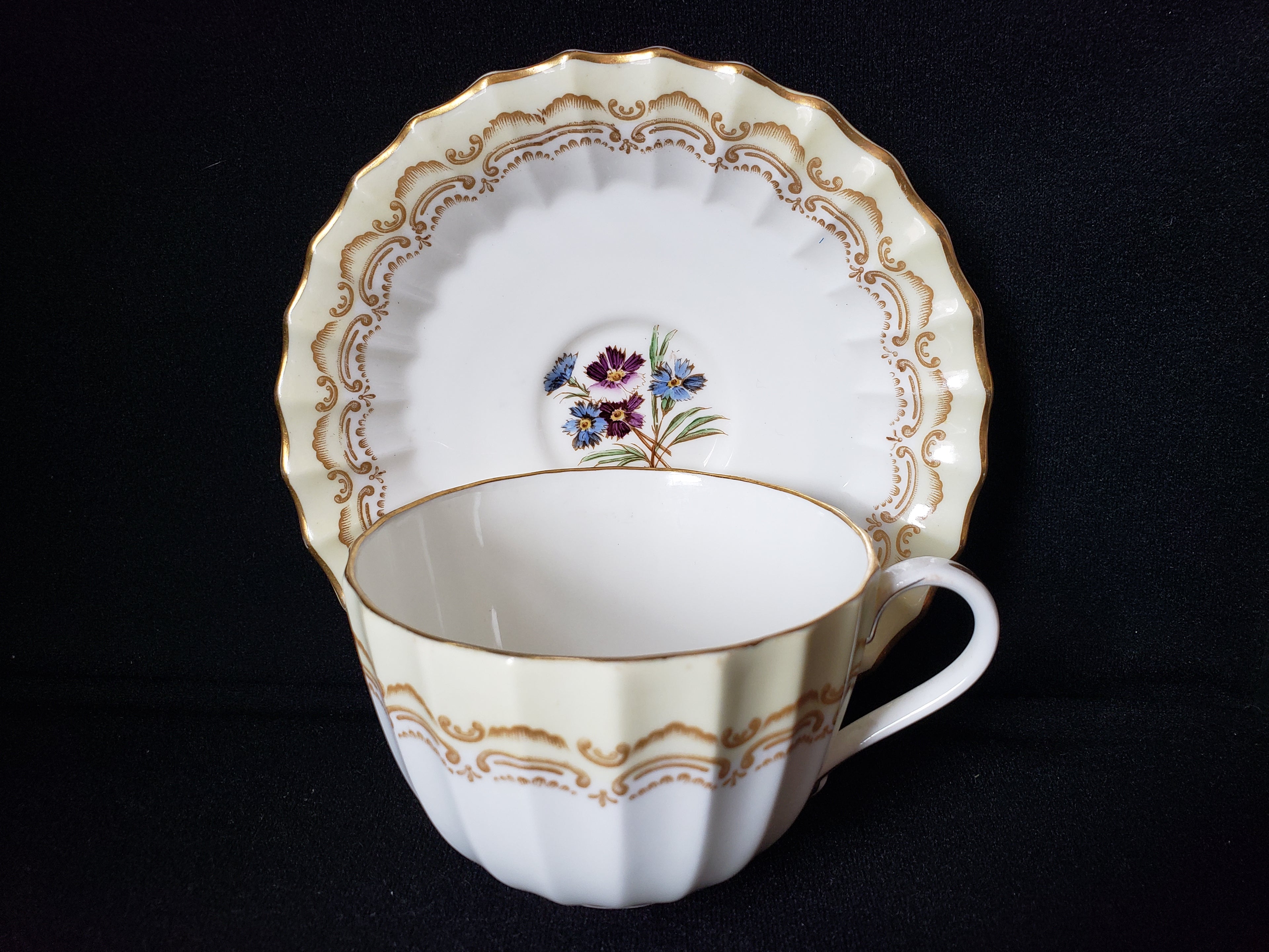 Vintage Royal Worcester Cromwell Tea Cup (lot 2100)
