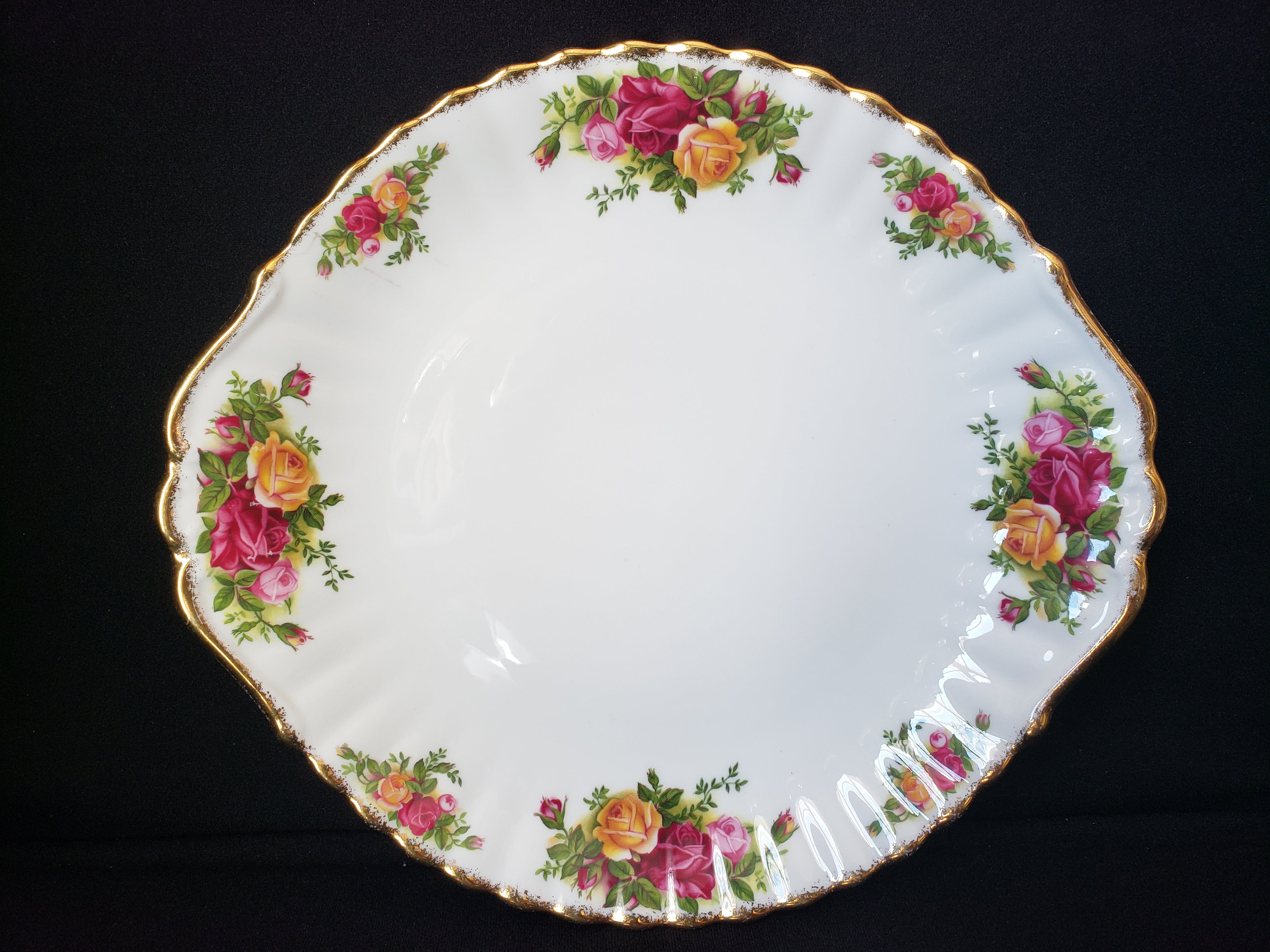 Vintage Royal Albert Cake Plate Old country Roses Gold Trim (lot 2043)