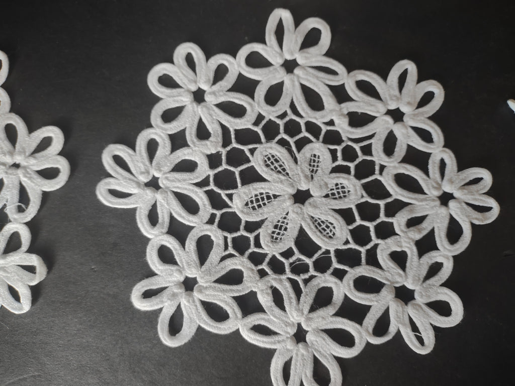 Set of 10 Snowflake Doilies 6" White (lot 1755)