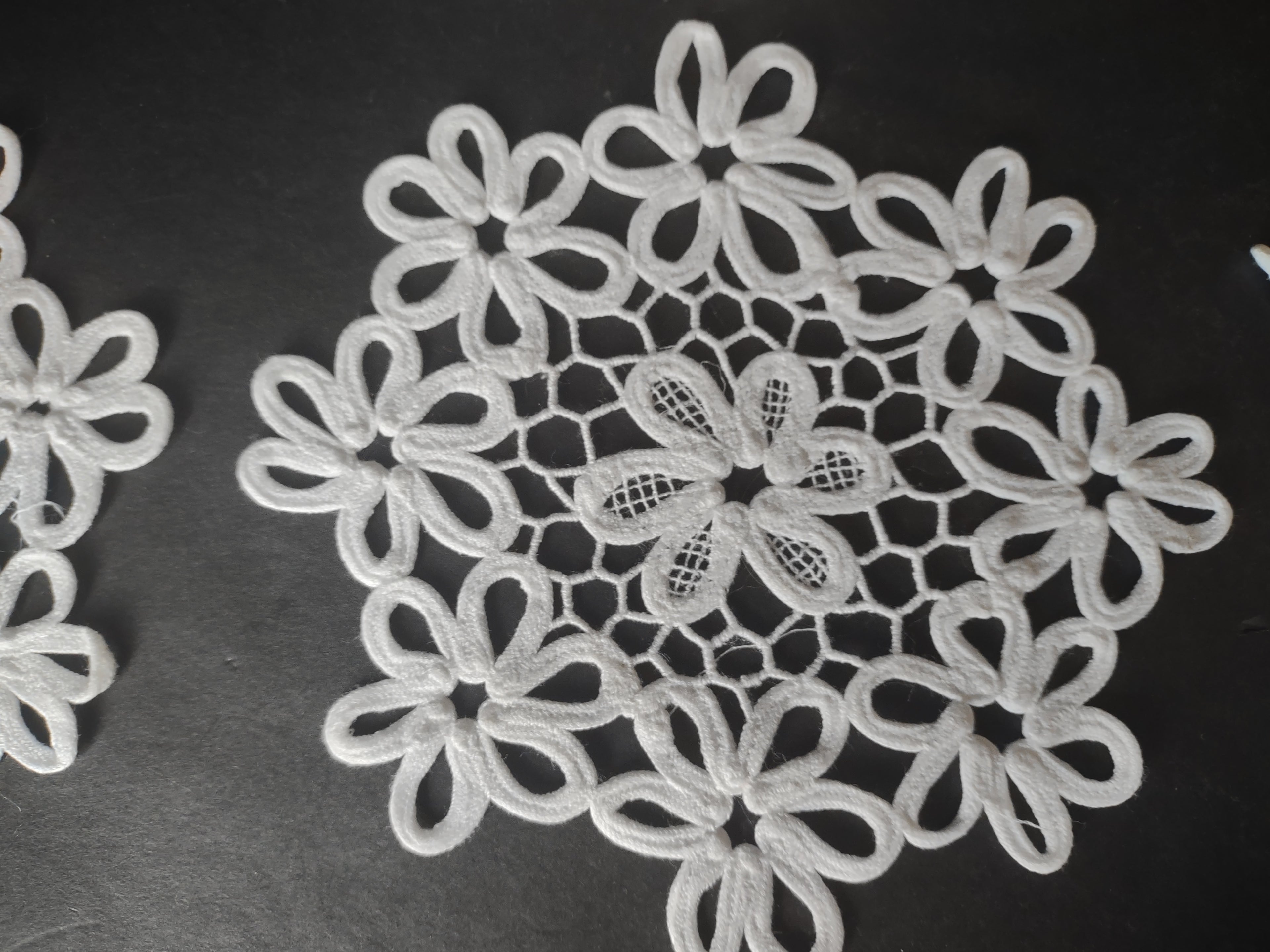 Set of 10 Snowflake Doilies 6" White (lot 1755)