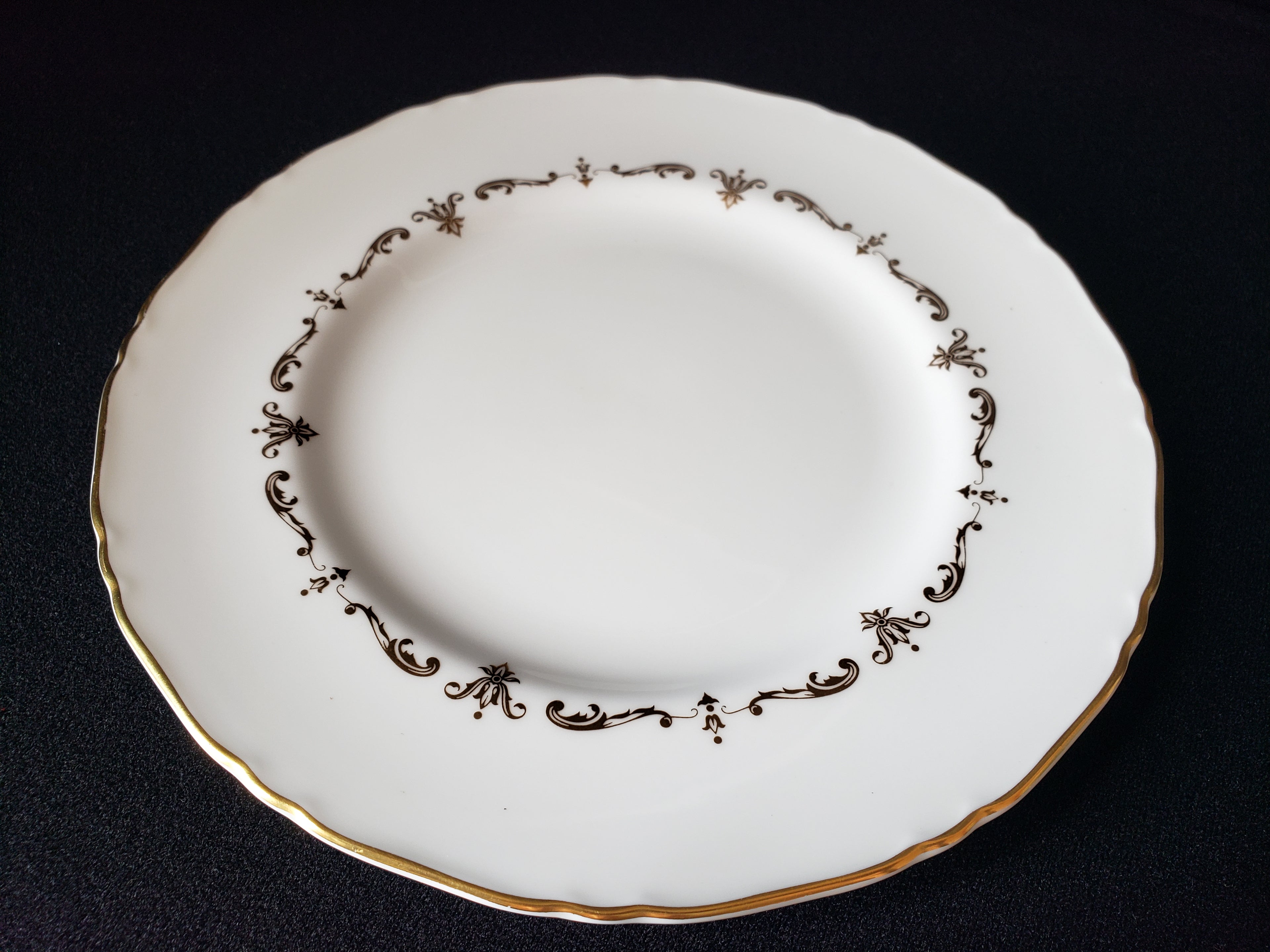 Vintage Royal Worcester Dessert or Luncheon Plate Gold Chantilly 8" (lot 2095)