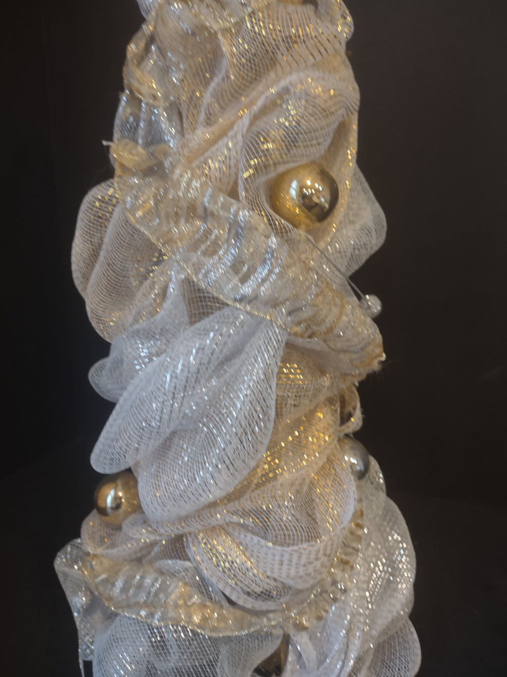 Christmas Tree Tabletop Mesh Ribbon White Gold 24" (lot 1395)