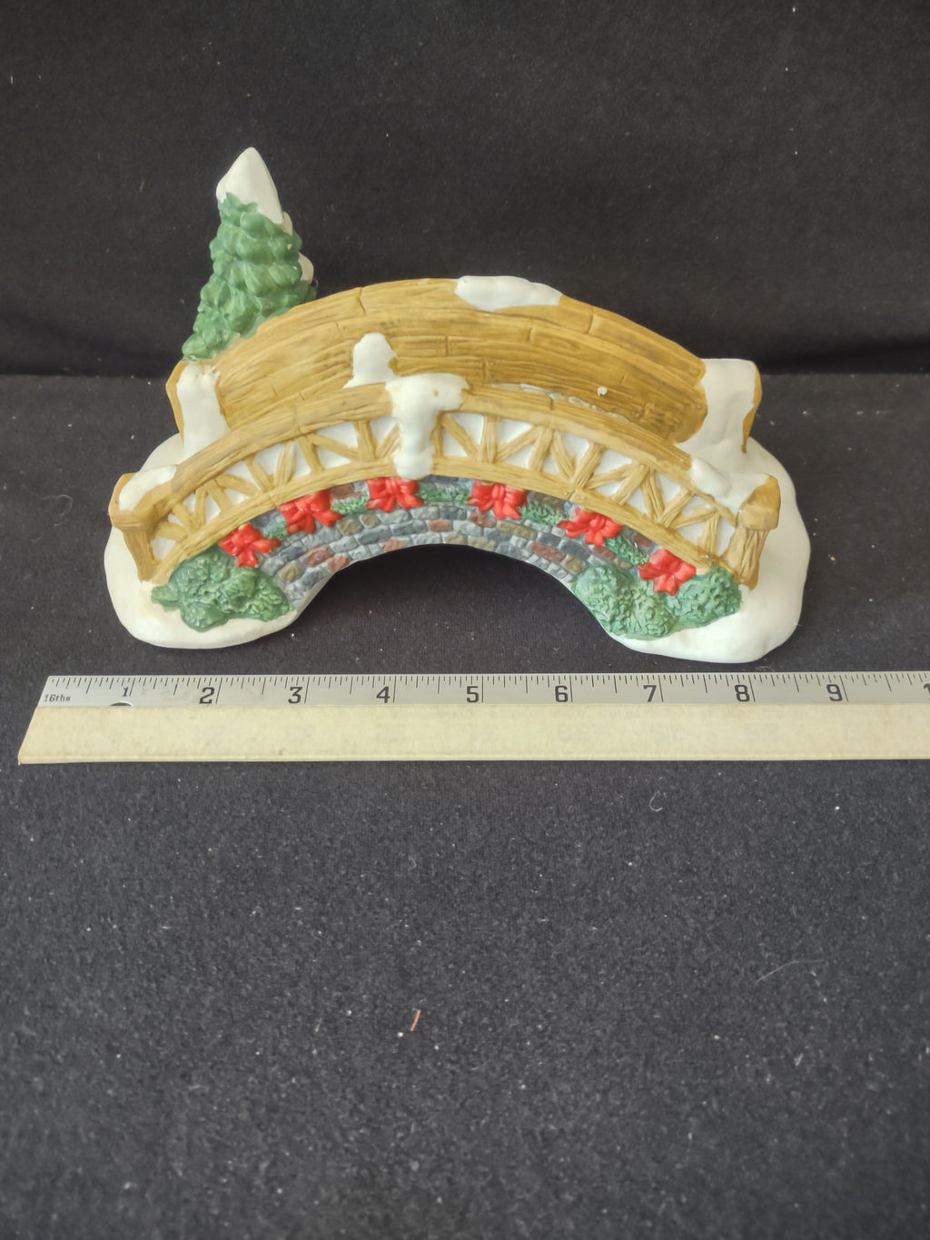 Vintage Christmas Village Porcelain Bridge Dickens Collectables (Lot 3825)