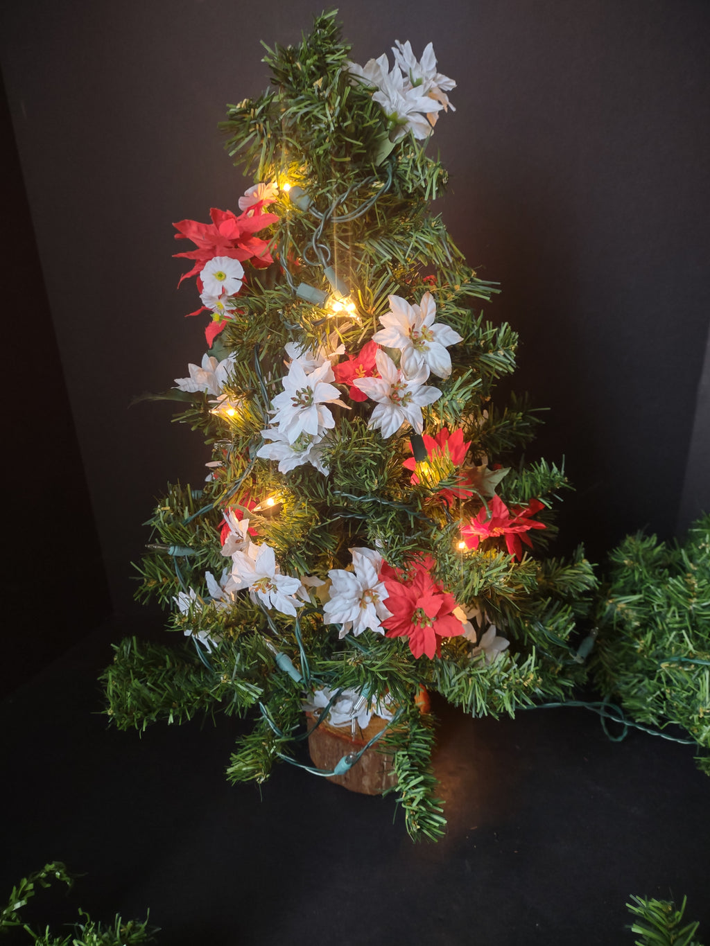 Vintage Artificial Christmas Poinsettia Light Up Tree Wreath Garland (lot 1229)