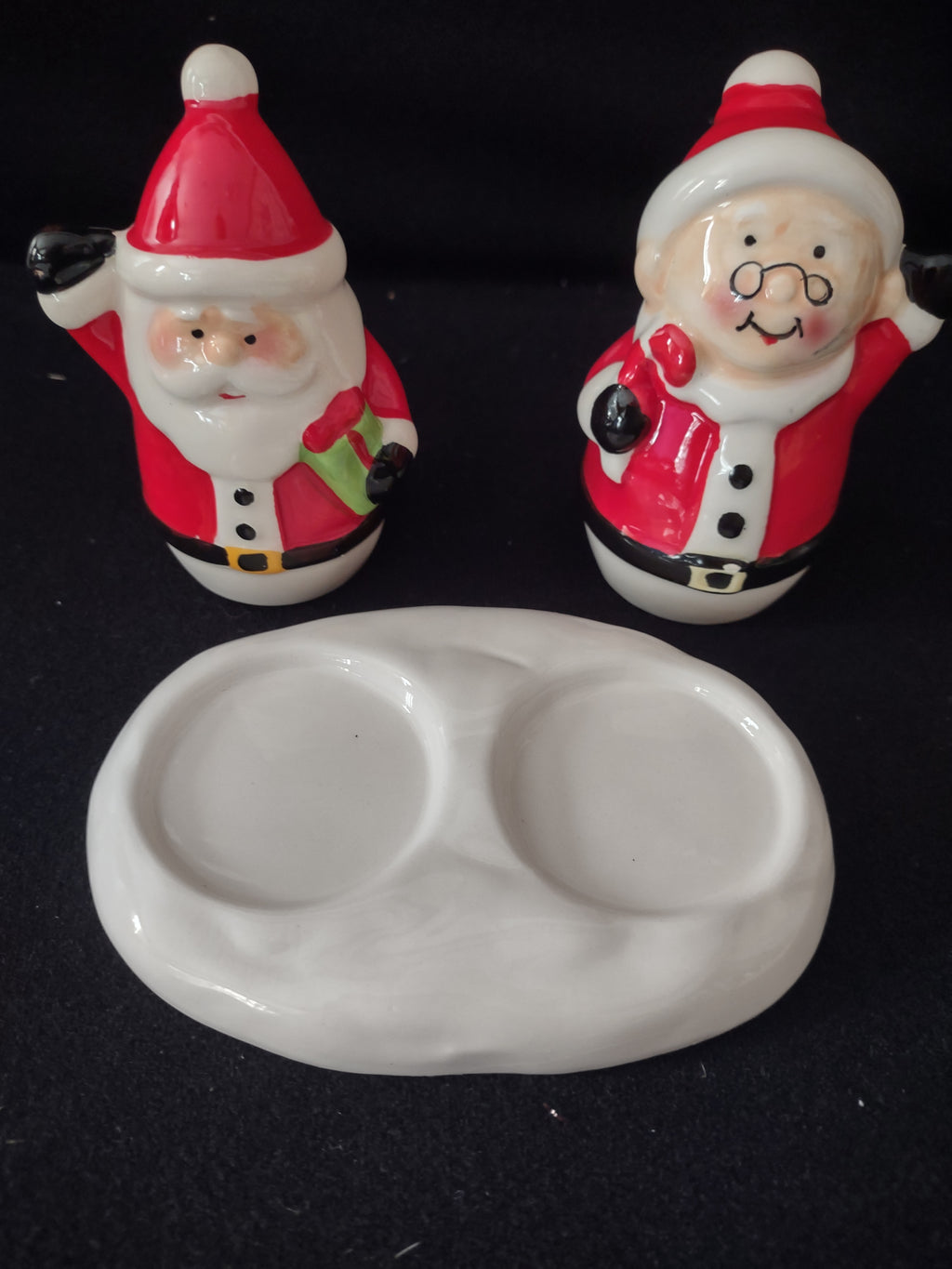 Vintage Christmas Santa Claus Mrs Claus Tray Salt Pepper Set (Lot 4091)