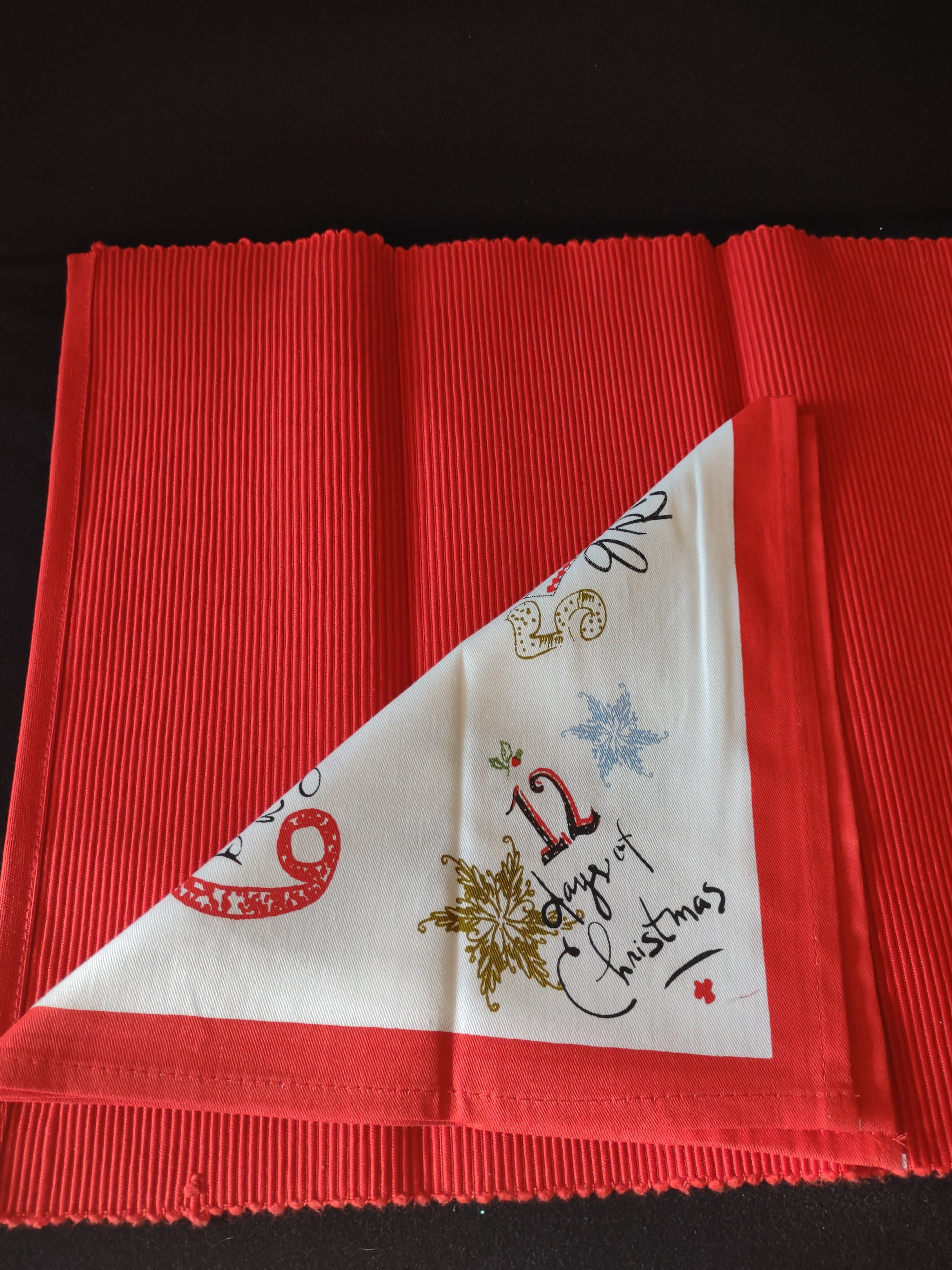 12 Days Of Christmas Lenox 20X13.5 Red Placemats 20X19 Napkins 4 Each (Lot 4317