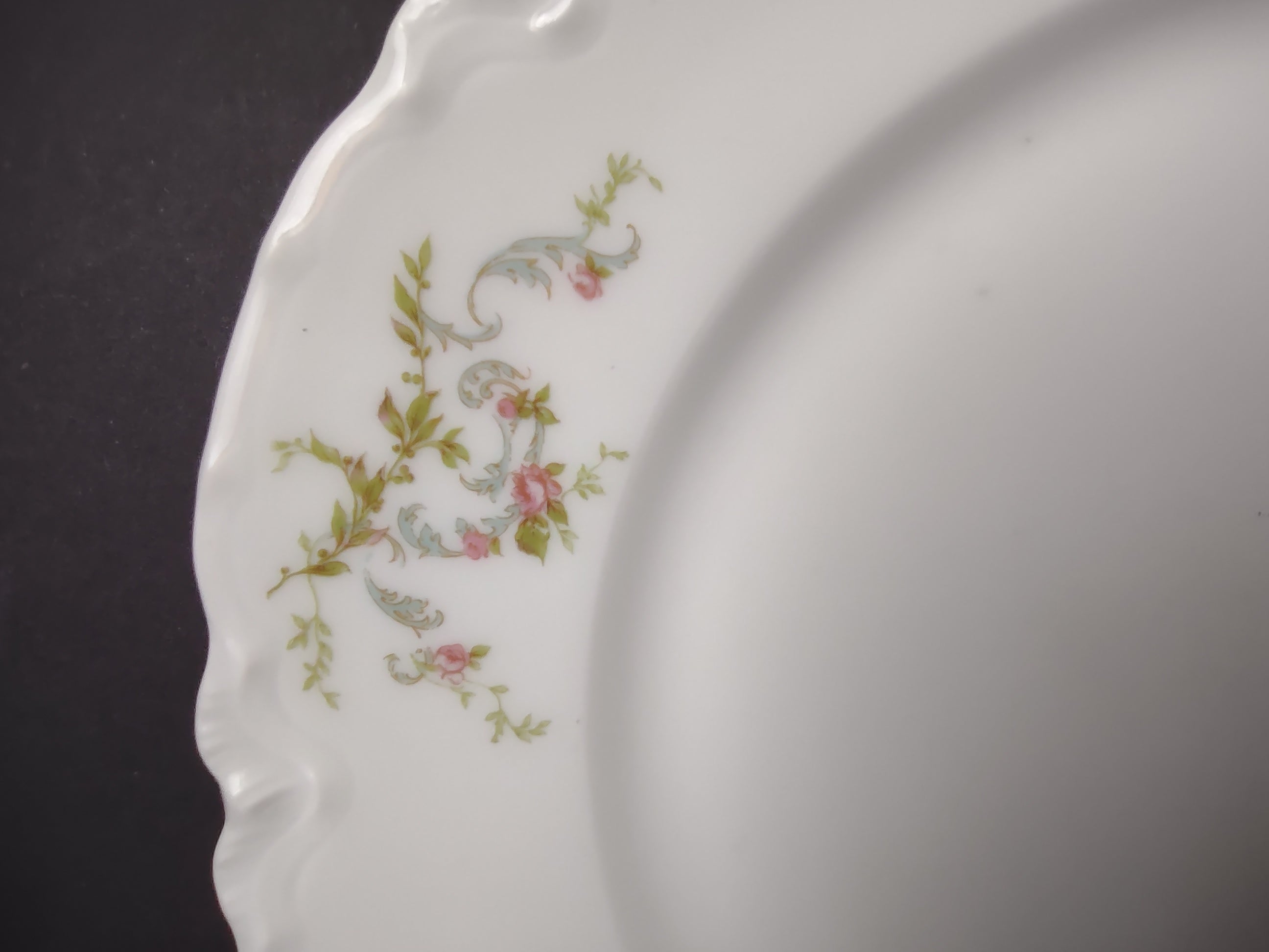 Haviland Limoges Dinner Plate White Scalloped Edge Rose Blue Ribbon (lot 853)