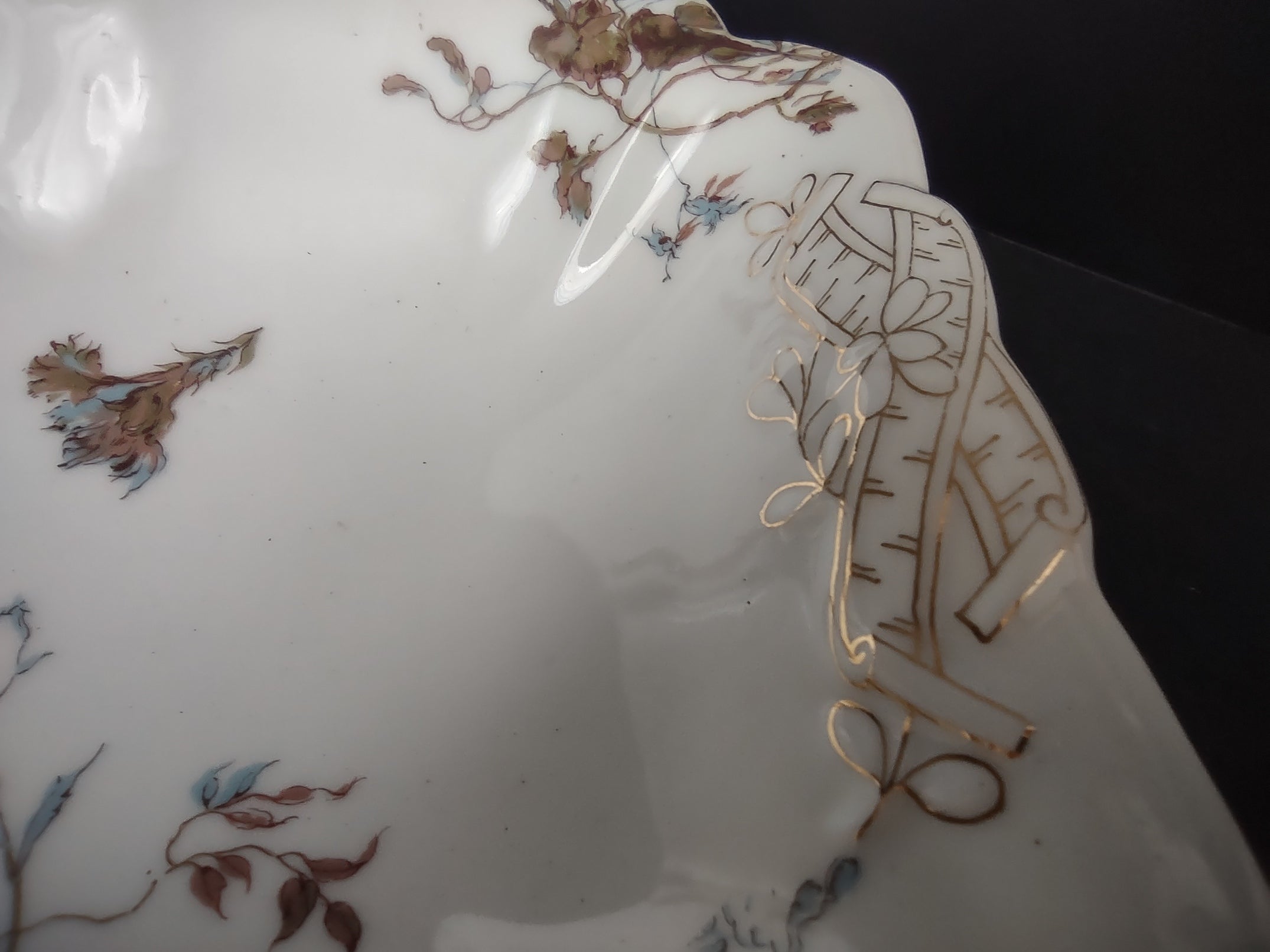 Depose Haviland Limoges Blue Flower Serving Bowl (lot 962)