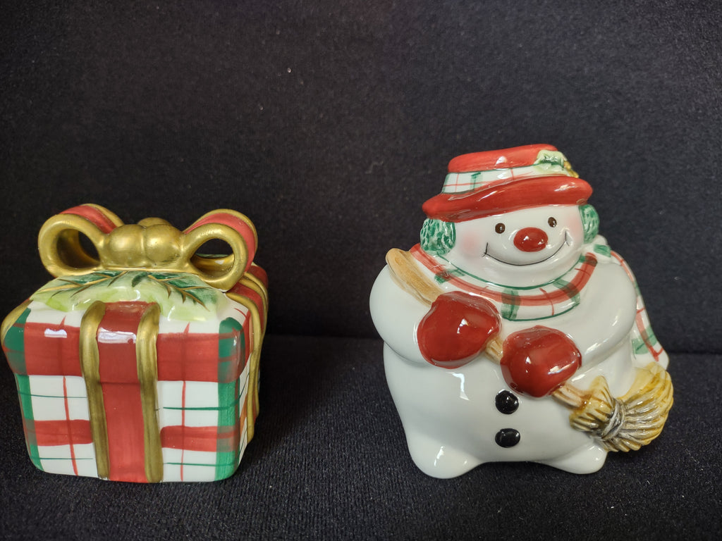 Fitz and Floyd Christmas Salt and Pepper Plaid Snowman Shakers (lot 1521)