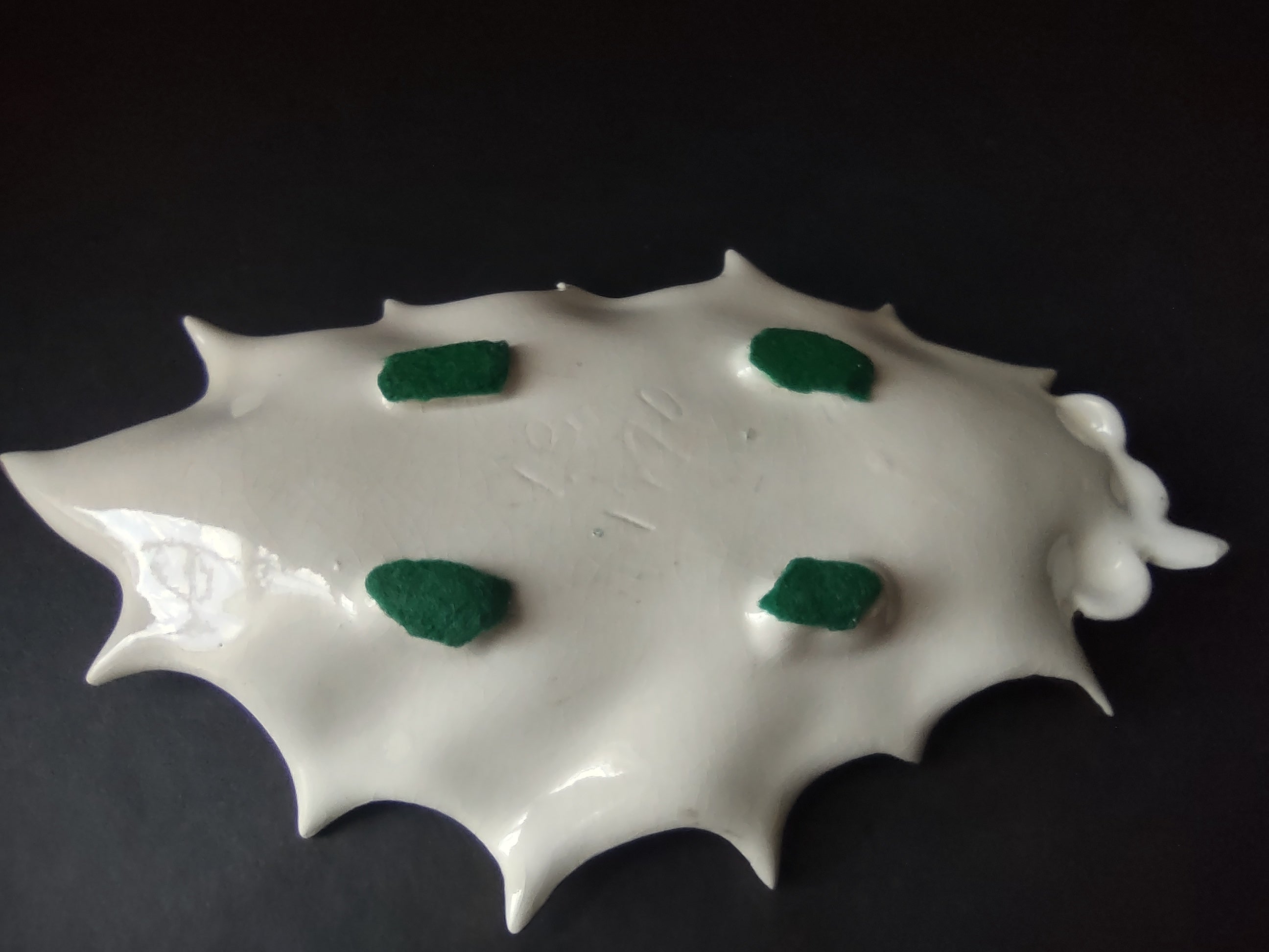 Vintage Three 3 x Ceramic White Gold Holly Leaf Dish (lot 1162)