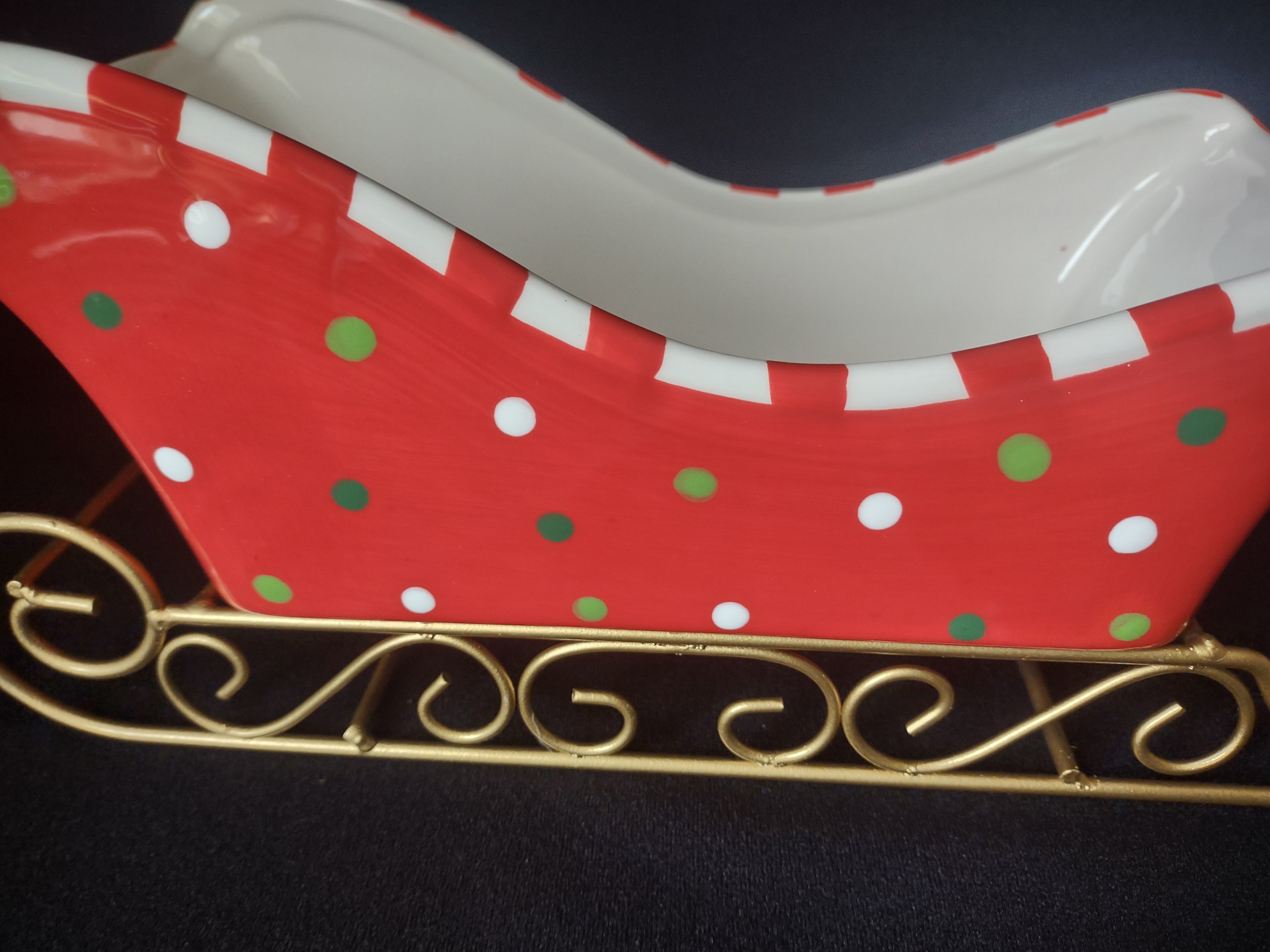 Christmas Ceramic Sleigh Bowl with Stand (lot 1592)