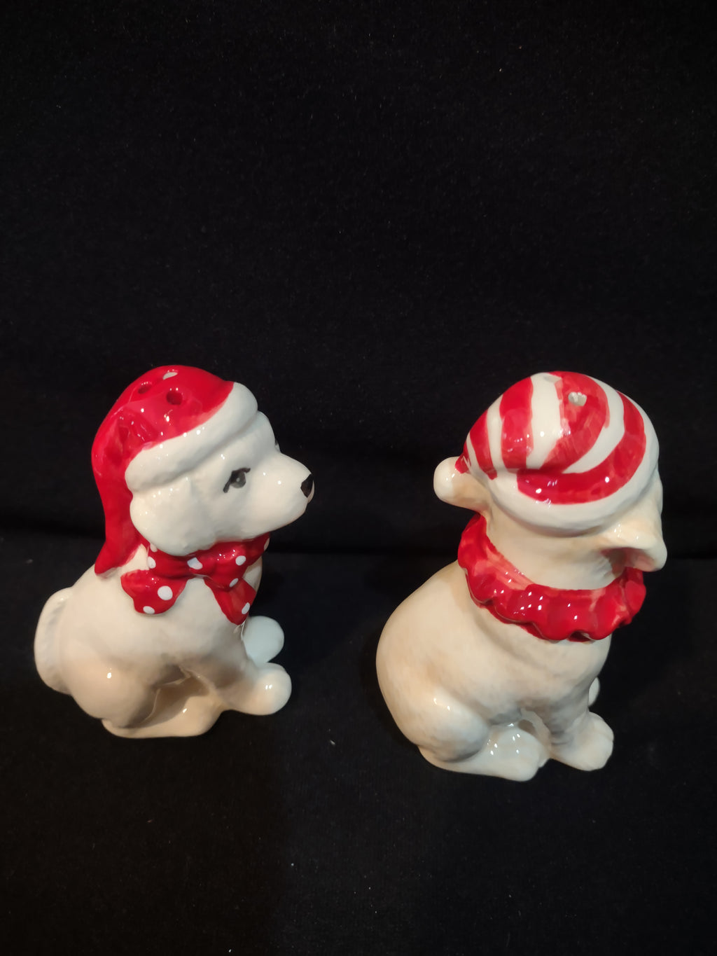 Vintage Christmas Ceramic Dog Puppy Salt Pepper Red Hats Scarves (Lot 4099)