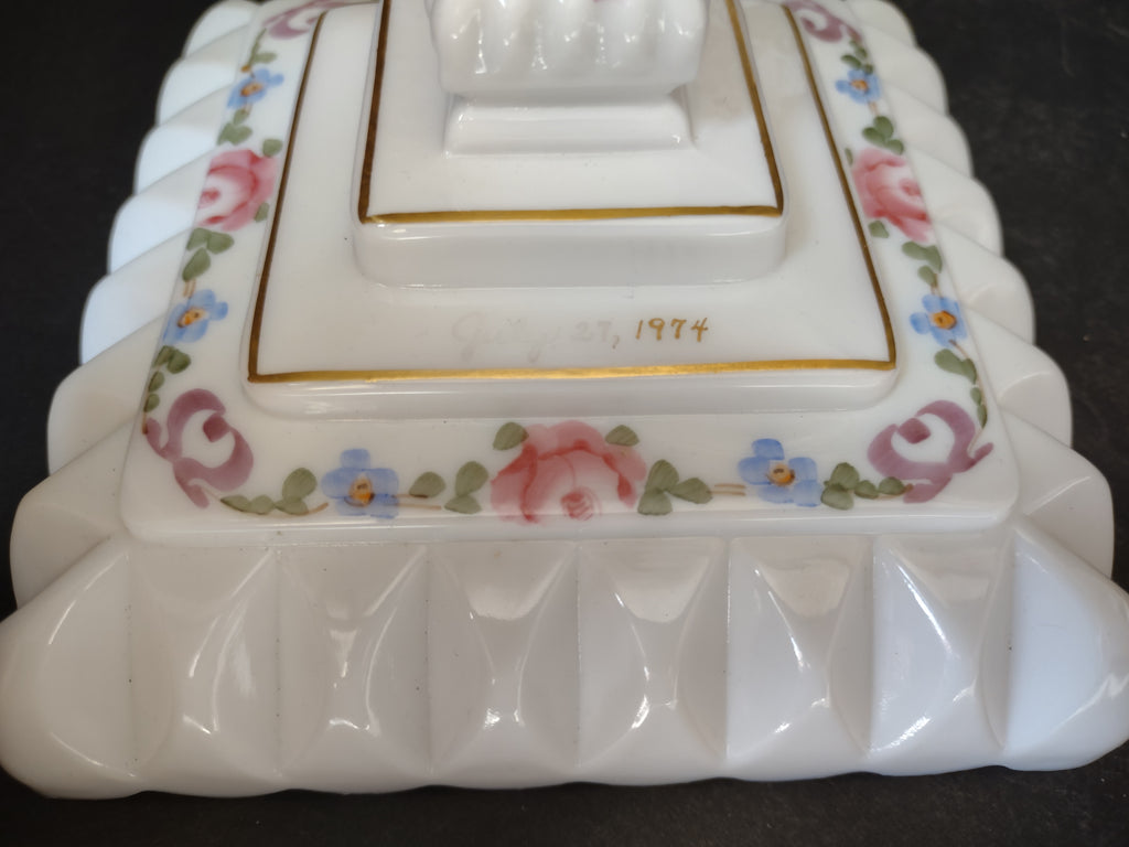Vintage Westmoreland Milk Glass Candle Holder Wedding Bowl Ribbon Bow (lot 5728)