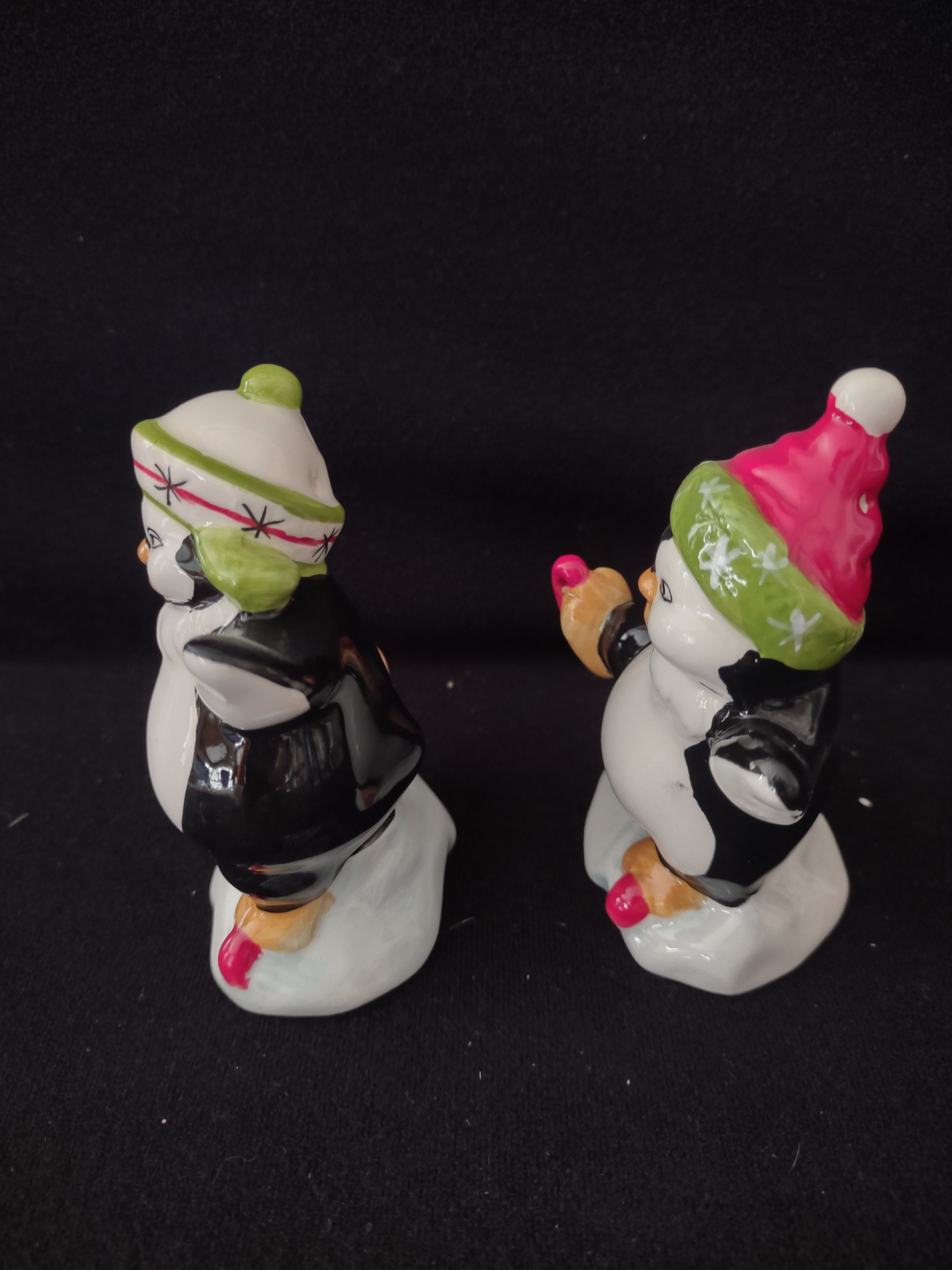 Vintage Christmas Penguins Skates Salt Pepper Set (Lot 4089)