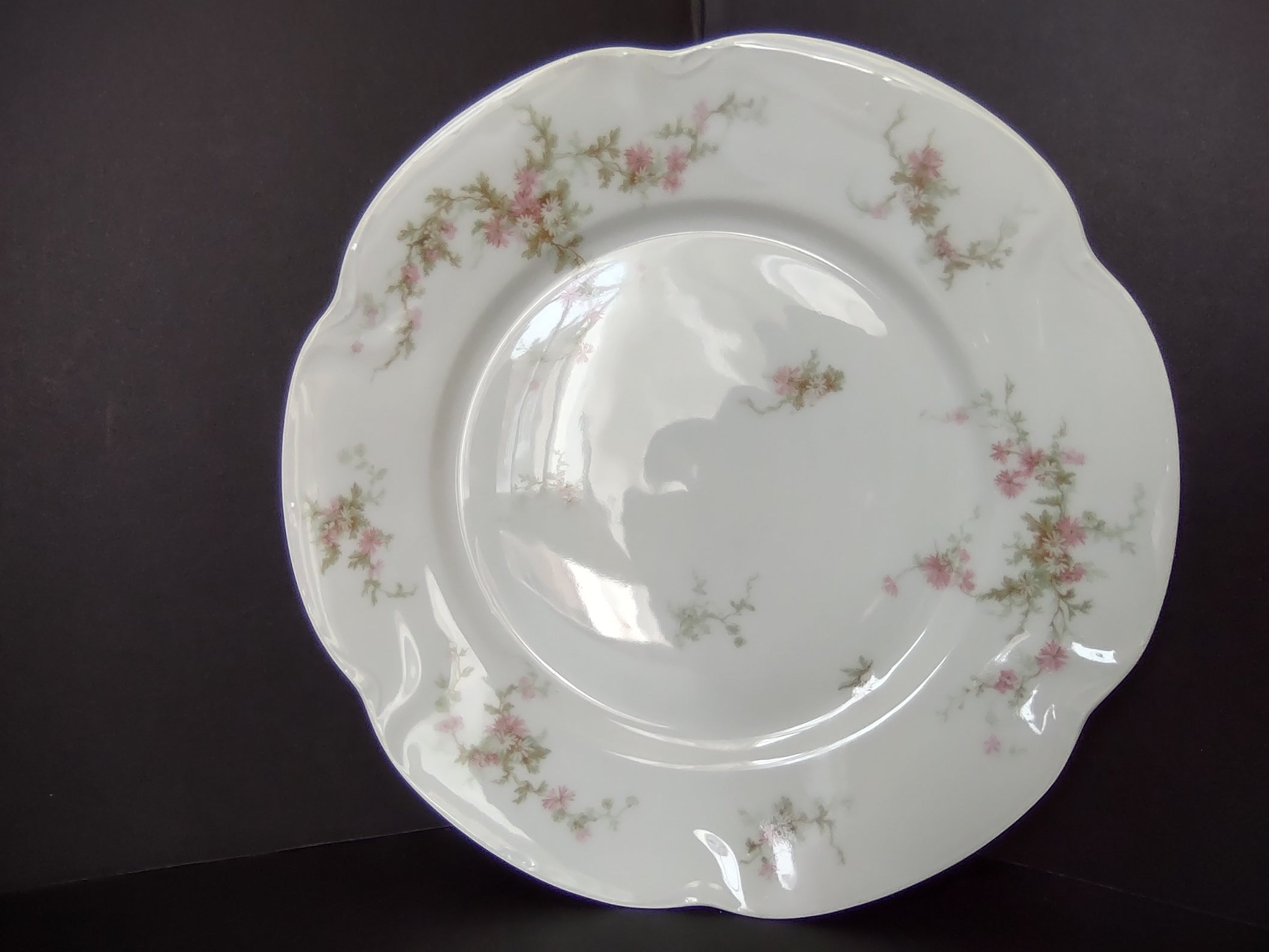 Haviland Limoges Dinner Plate Pink Thistle & Daisy (lot 880)
