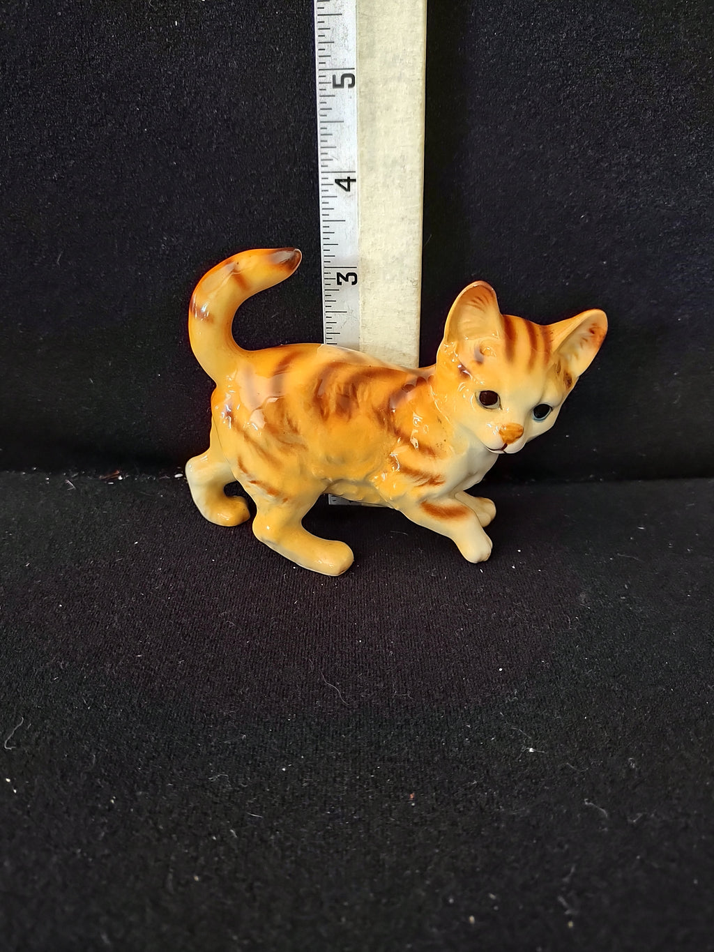 Vintage Hand Painted Porcelain Tabby Cat Collectable Figurine (Lot 3897)