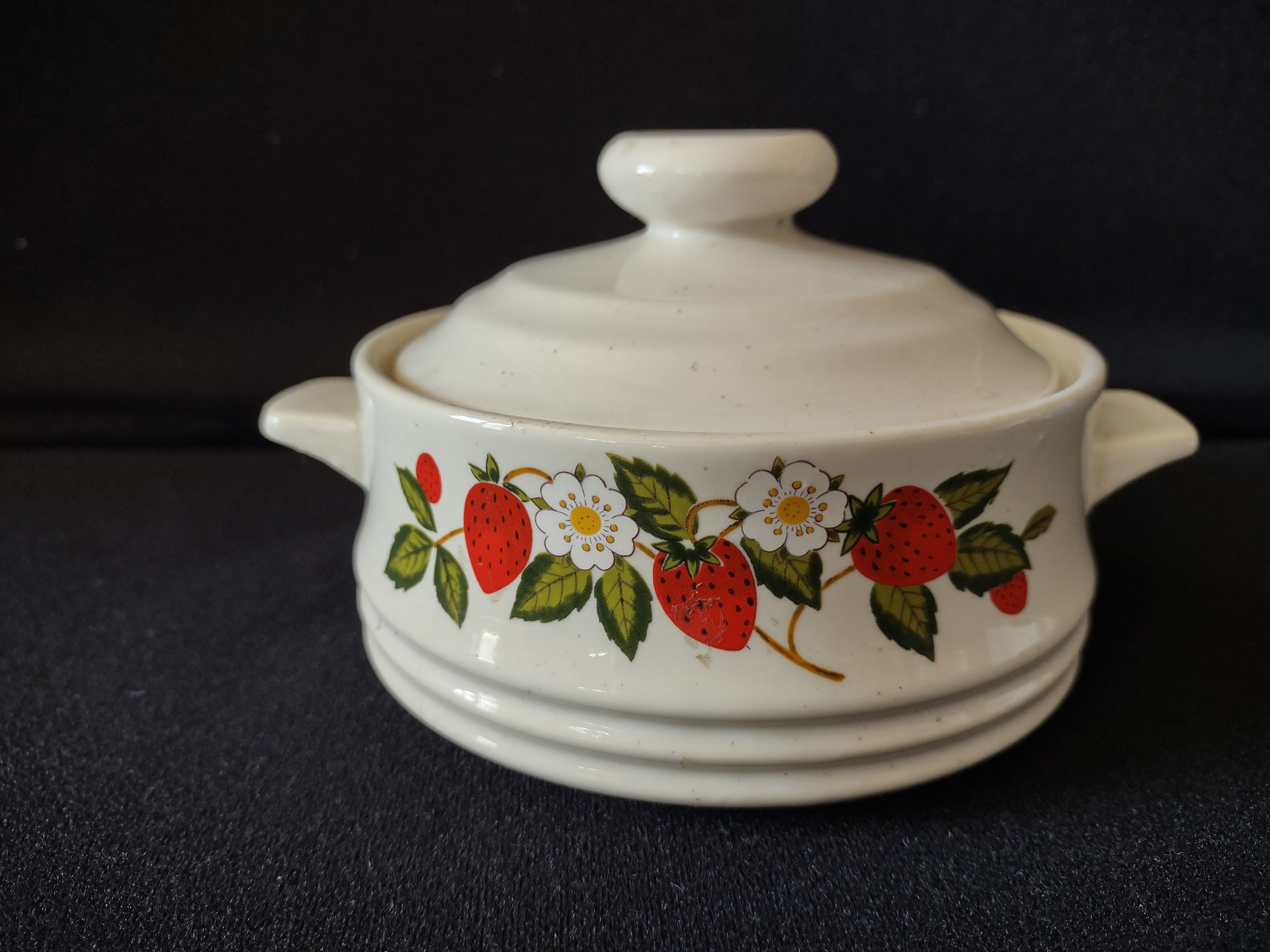 Vintage Sheffield Strawberries'n Cream Stoneware Sugar Bowl (lot 5395)
