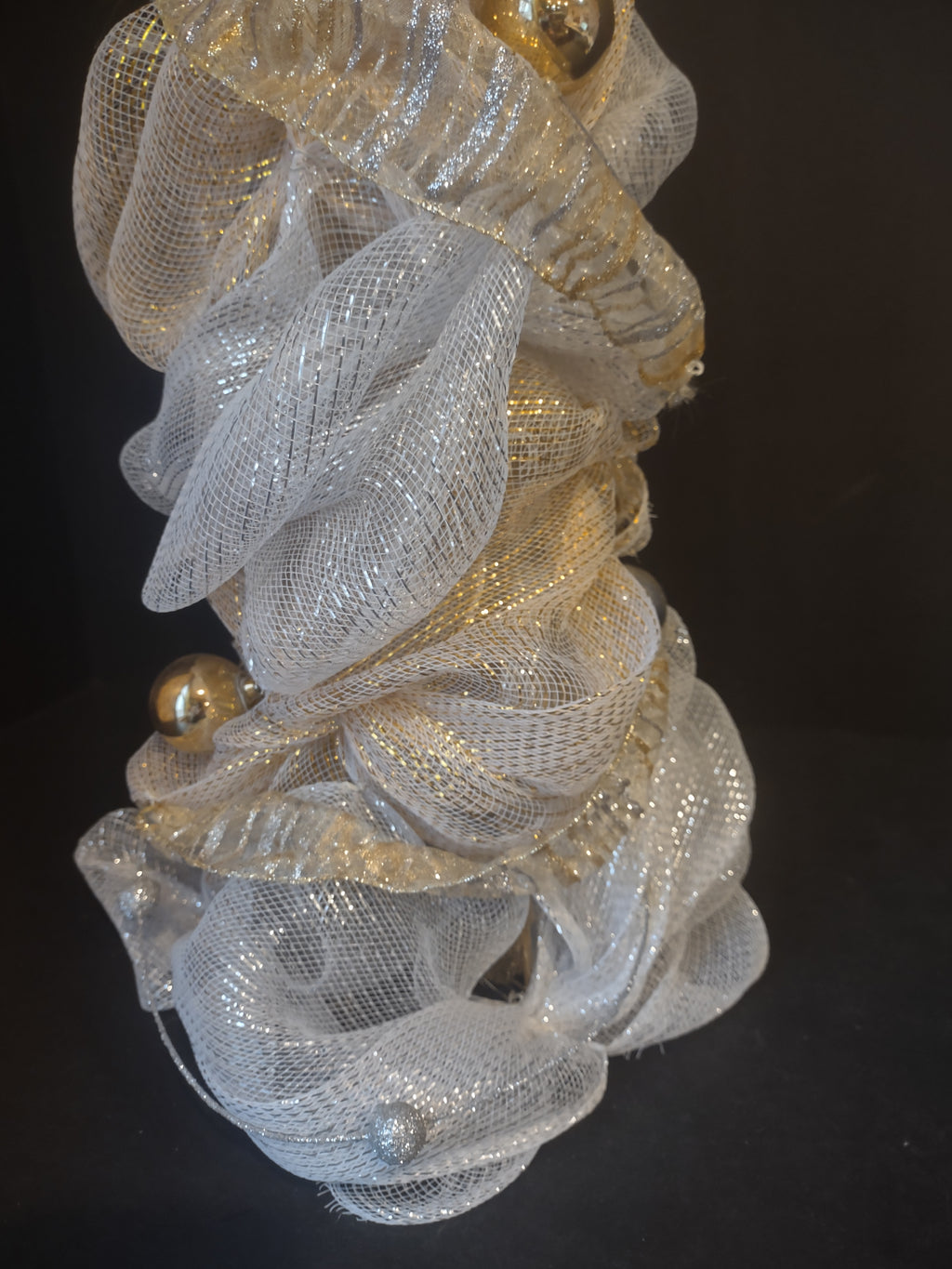 Christmas Tree Tabletop Mesh Ribbon White Gold 24" (lot 1395)