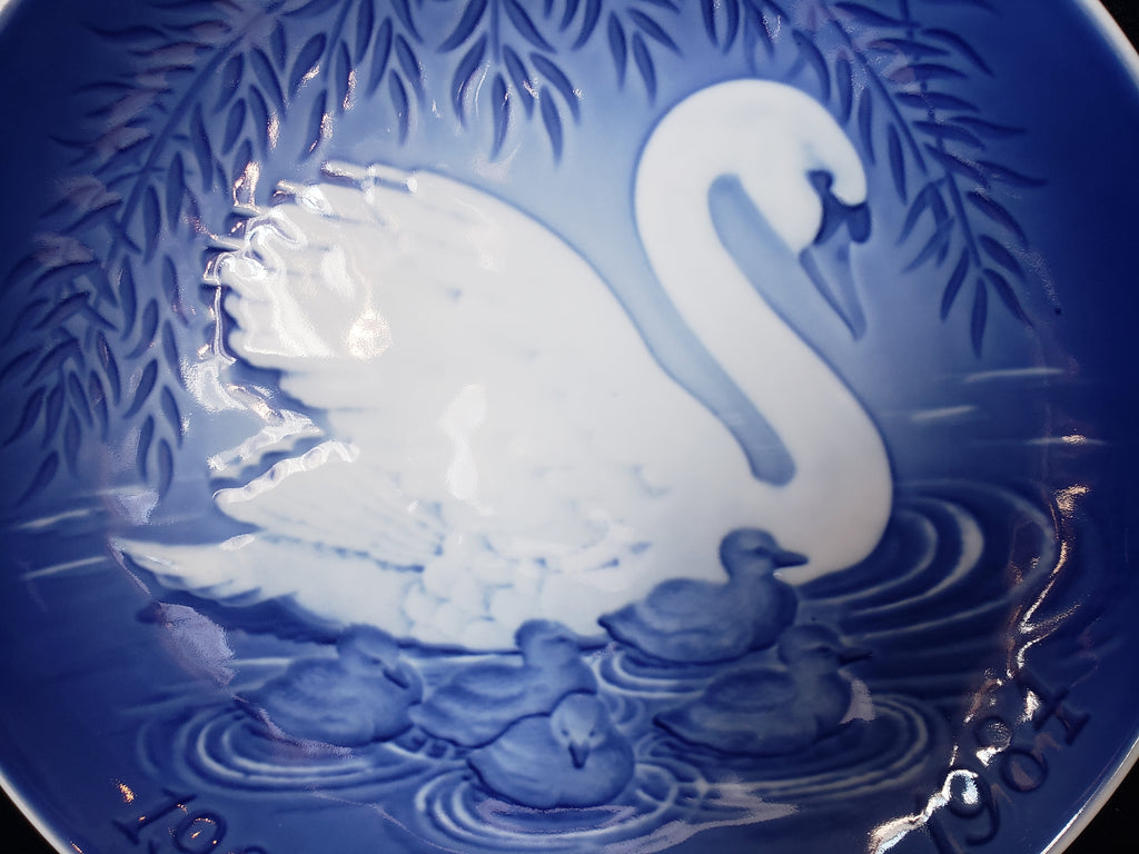 B & G Copenhagen Porcelain Wall Plate Mother's Day Swan Blue (lot 2197)