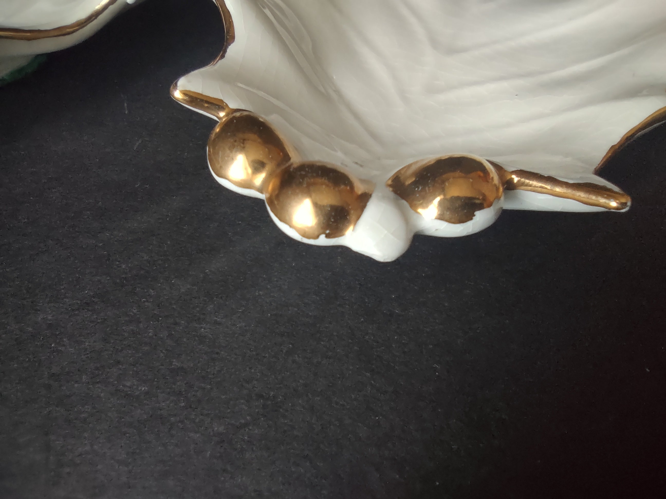 Vintage Three 3 x Ceramic White Gold Holly Leaf Dish (lot 1162)