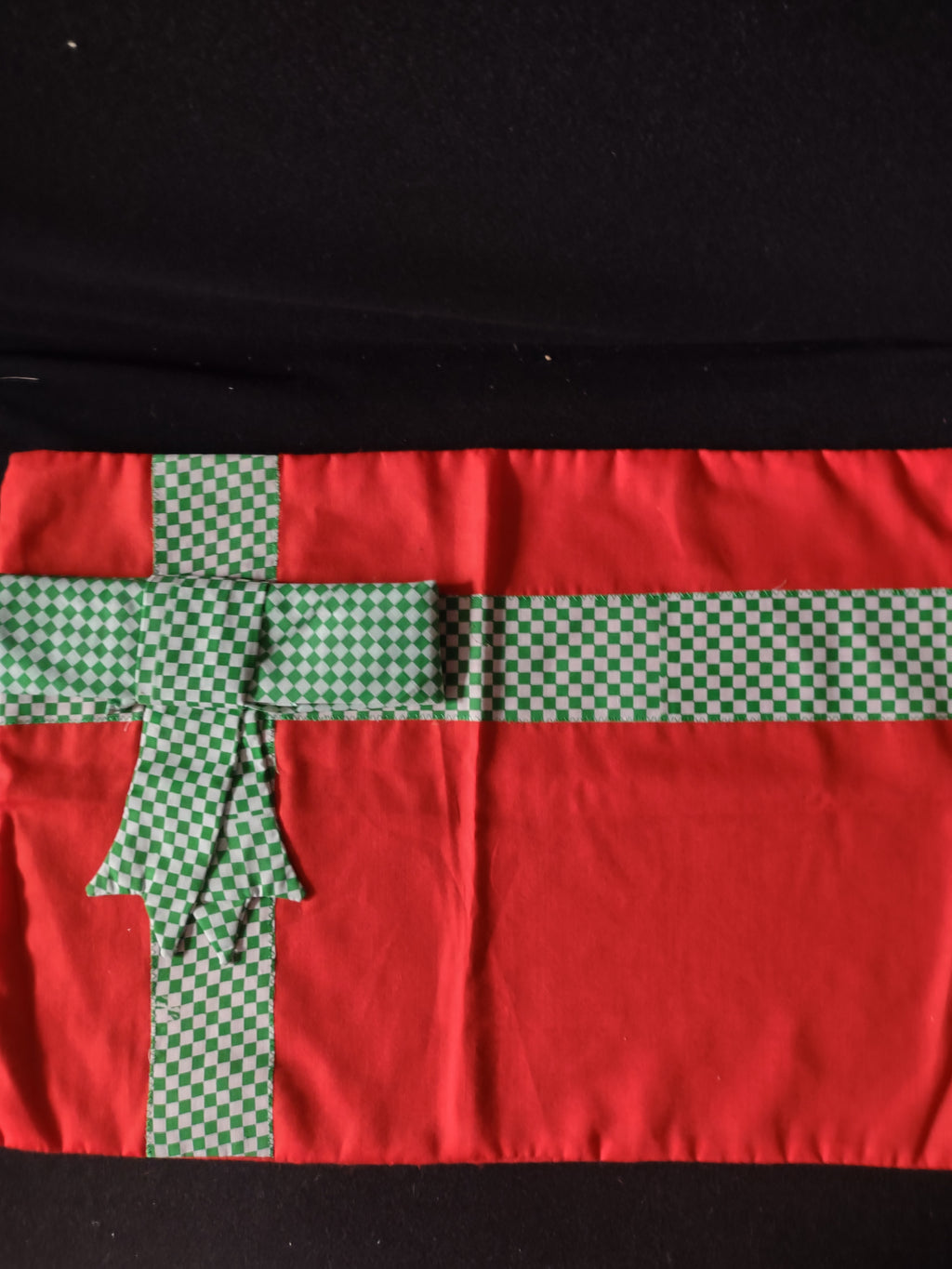 Christmas Gift Placemats Bow Napkins Set Of 4 (Lot 4373)