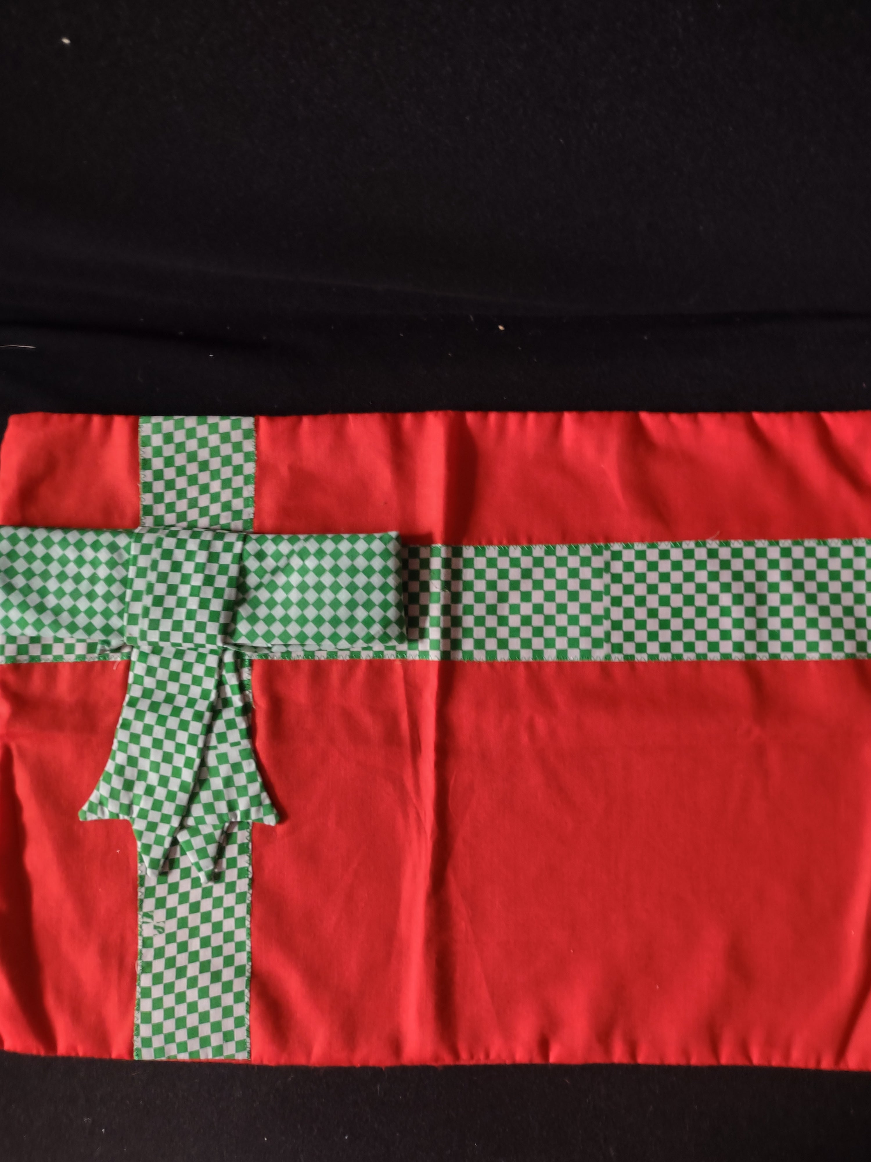 Christmas Gift Placemats Bow Napkins Set Of 4 (Lot 4373)