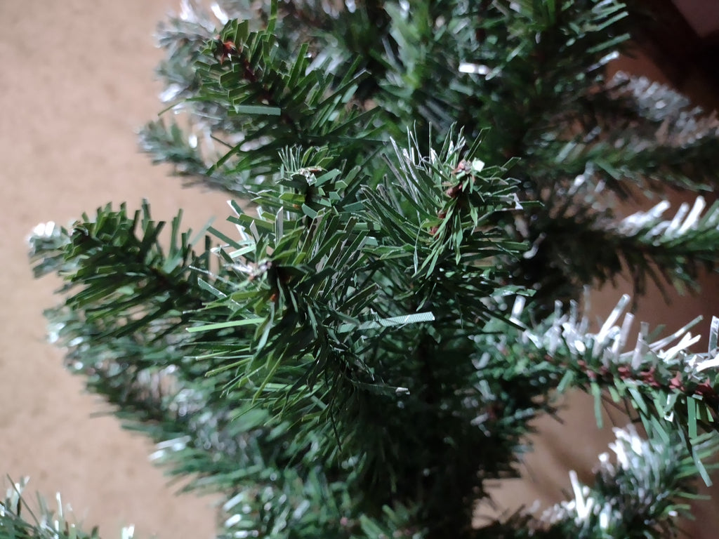 Christmas Artificial Green No Lights Sprayed with Snow (lot 3382)