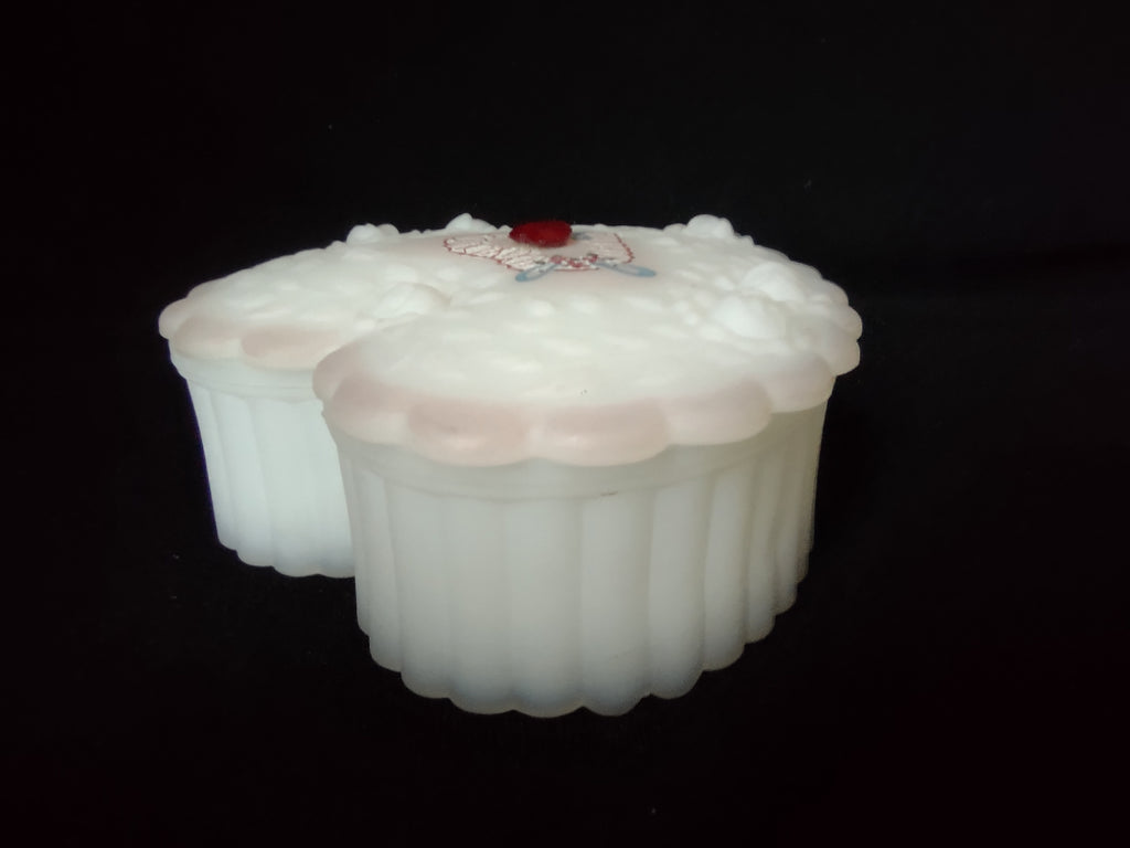 Vintage Fenton Heart Shape Glass Trinket Box Hand Painted & Signed (lot 2694c )