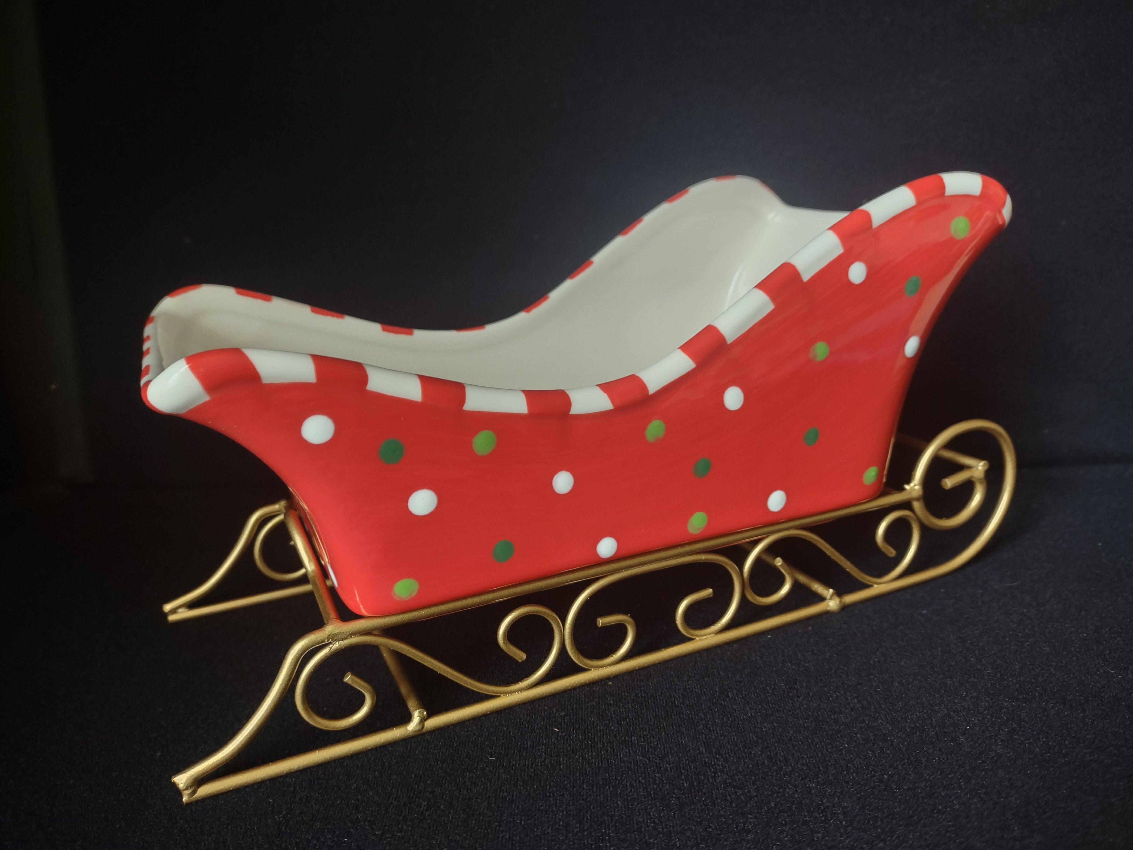 Christmas Ceramic Sleigh Bowl with Stand (lot 1592)