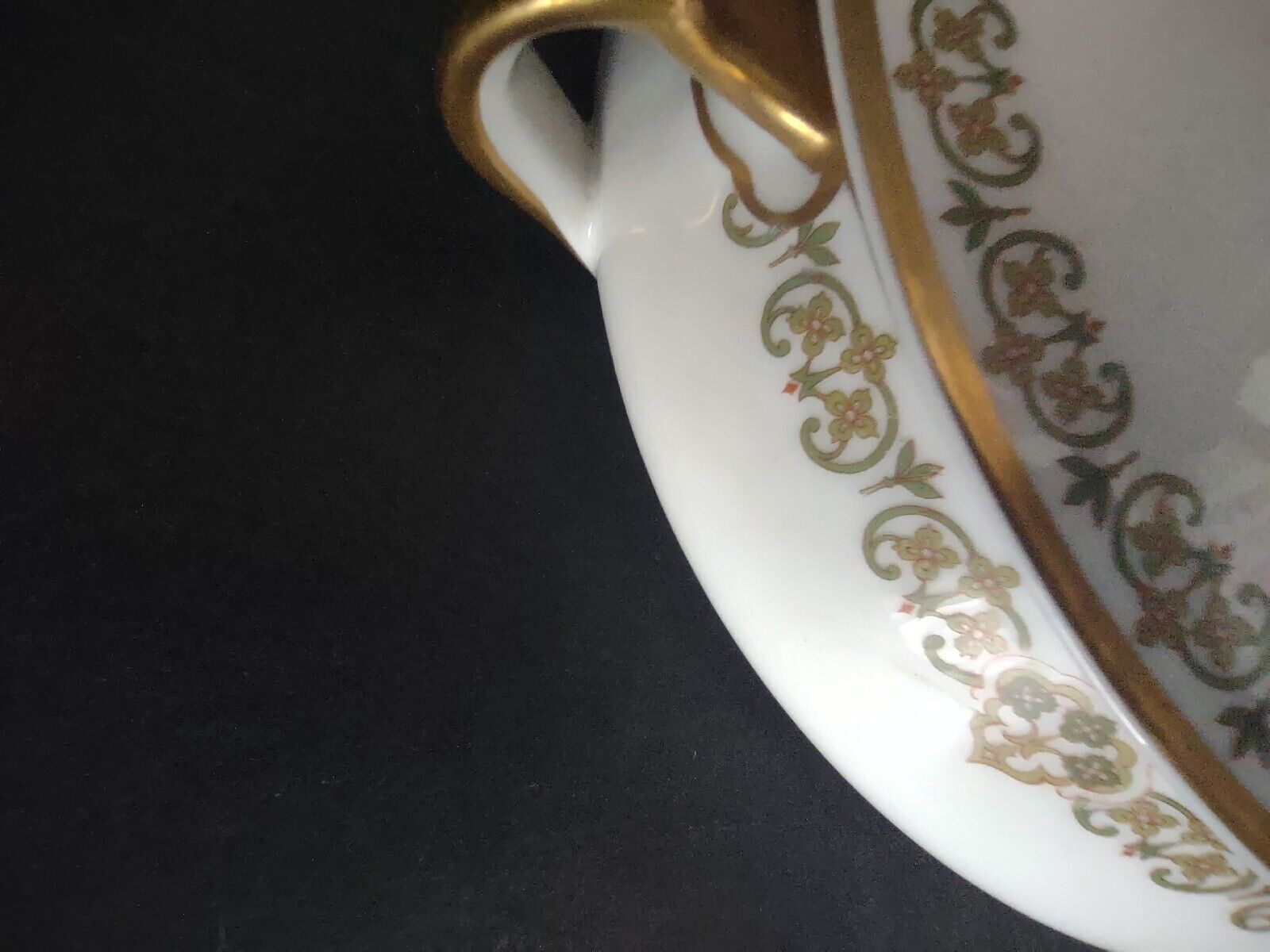 Haviland Limoges Round Soup Tureen Four Leaf Flower Green Red (lot 527)