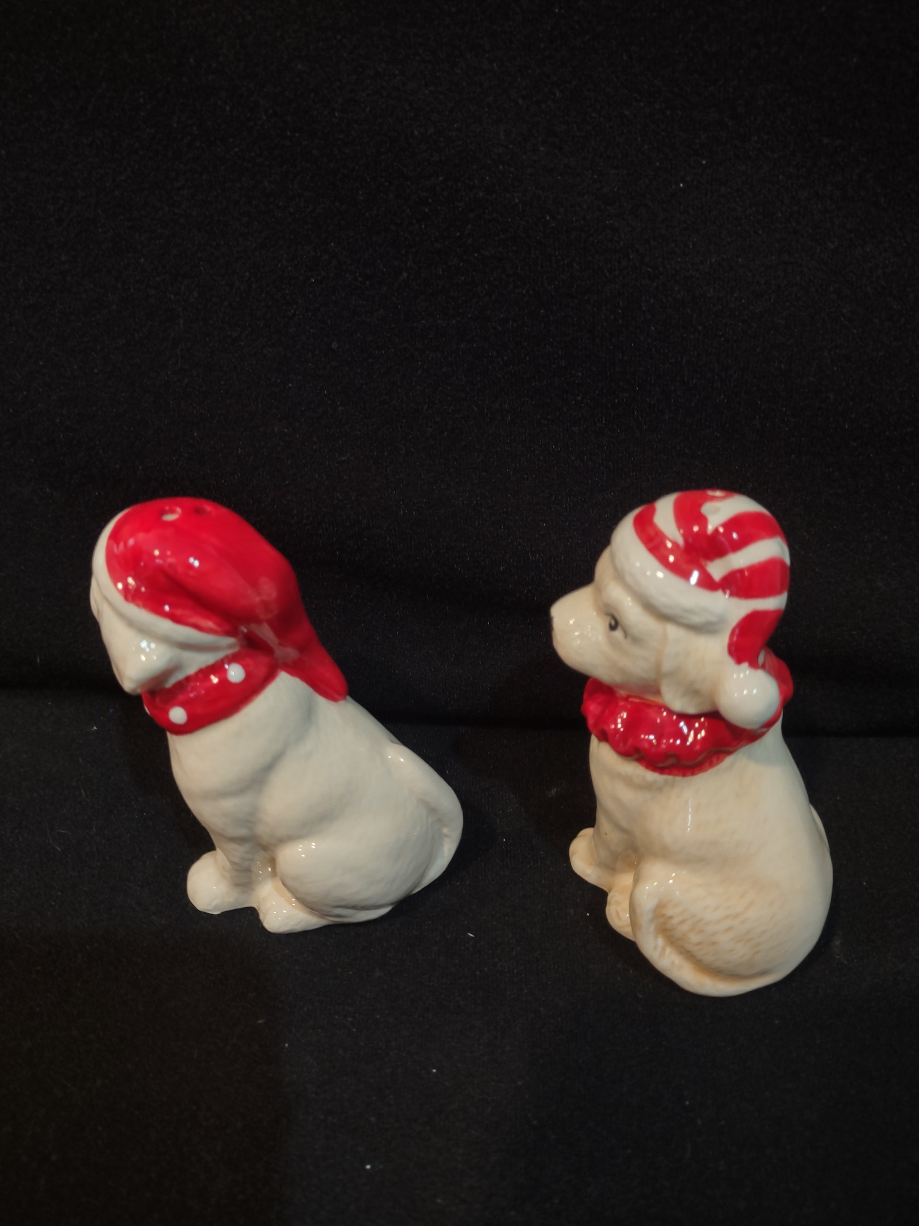 Vintage Christmas Ceramic Dog Puppy Salt Pepper Red Hats Scarves (Lot 4099)