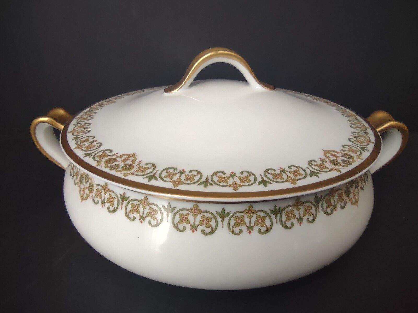 Haviland Limoges Round Soup Tureen Four Leaf Flower Green Red (lot 527)