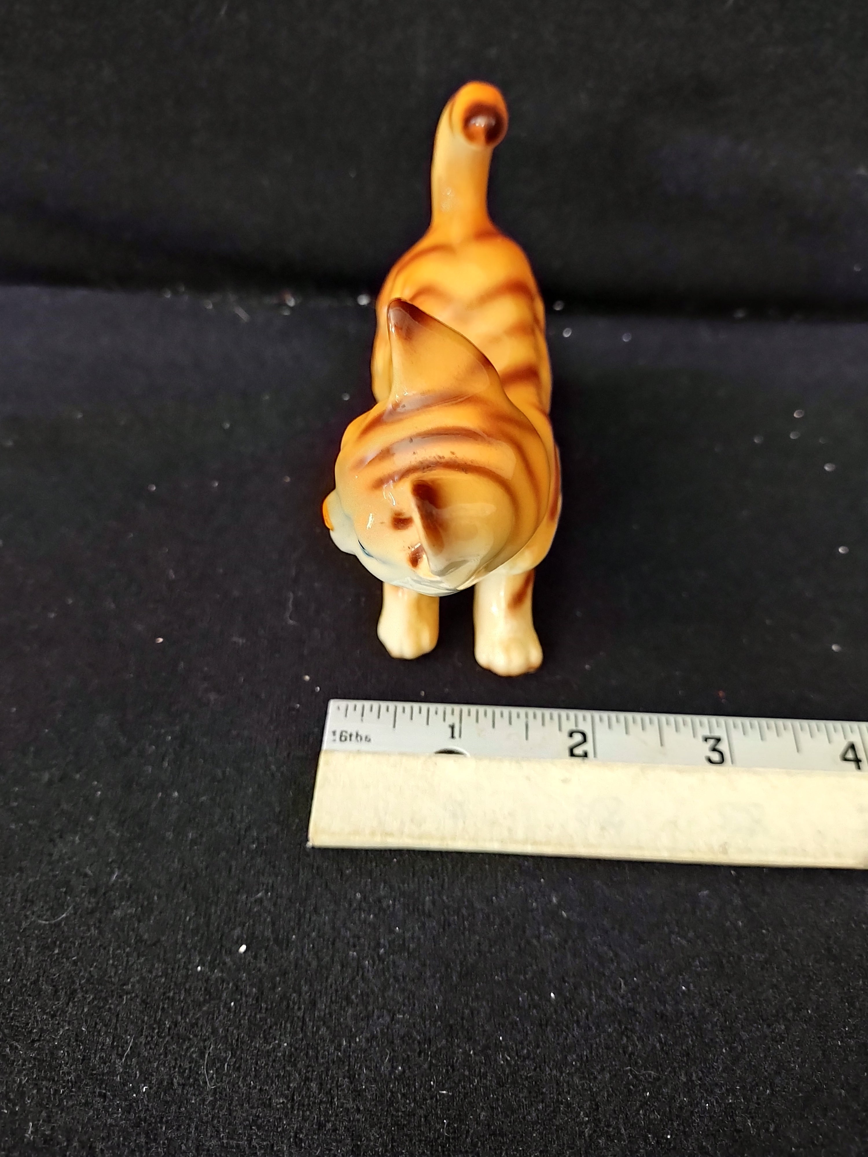 Vintage Hand Painted Porcelain Tabby Cat Collectable Figurine (Lot 3897)
