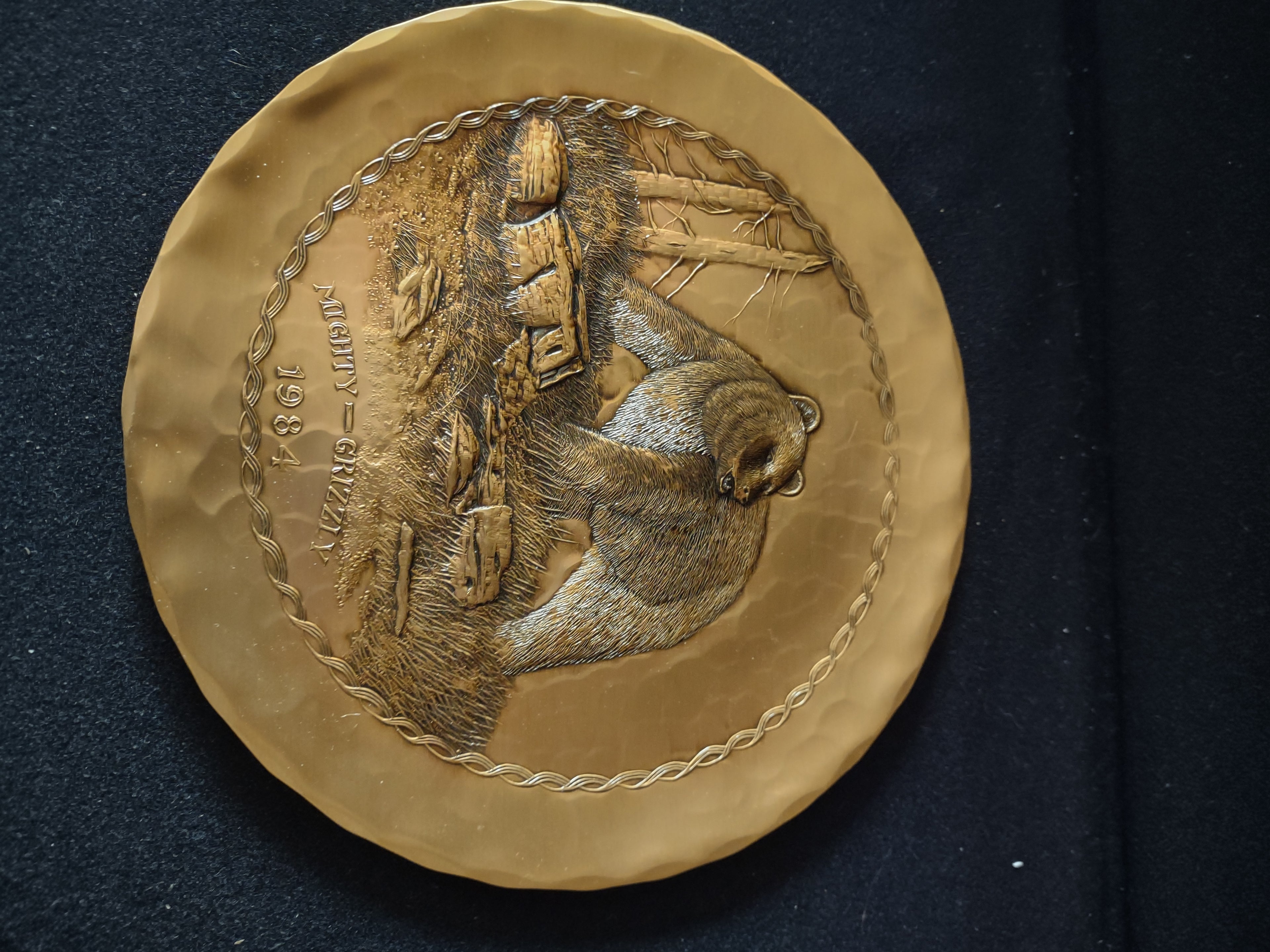 Vintage Grizzly Bear Bronze Plate Animal Kingdom Wendell August Forge (Lot 5722t
