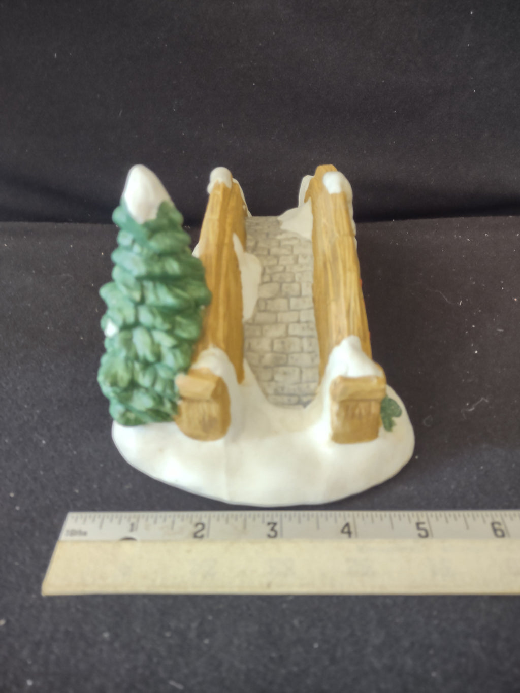 Vintage Christmas Village Porcelain Bridge Dickens Collectables (Lot 3825)