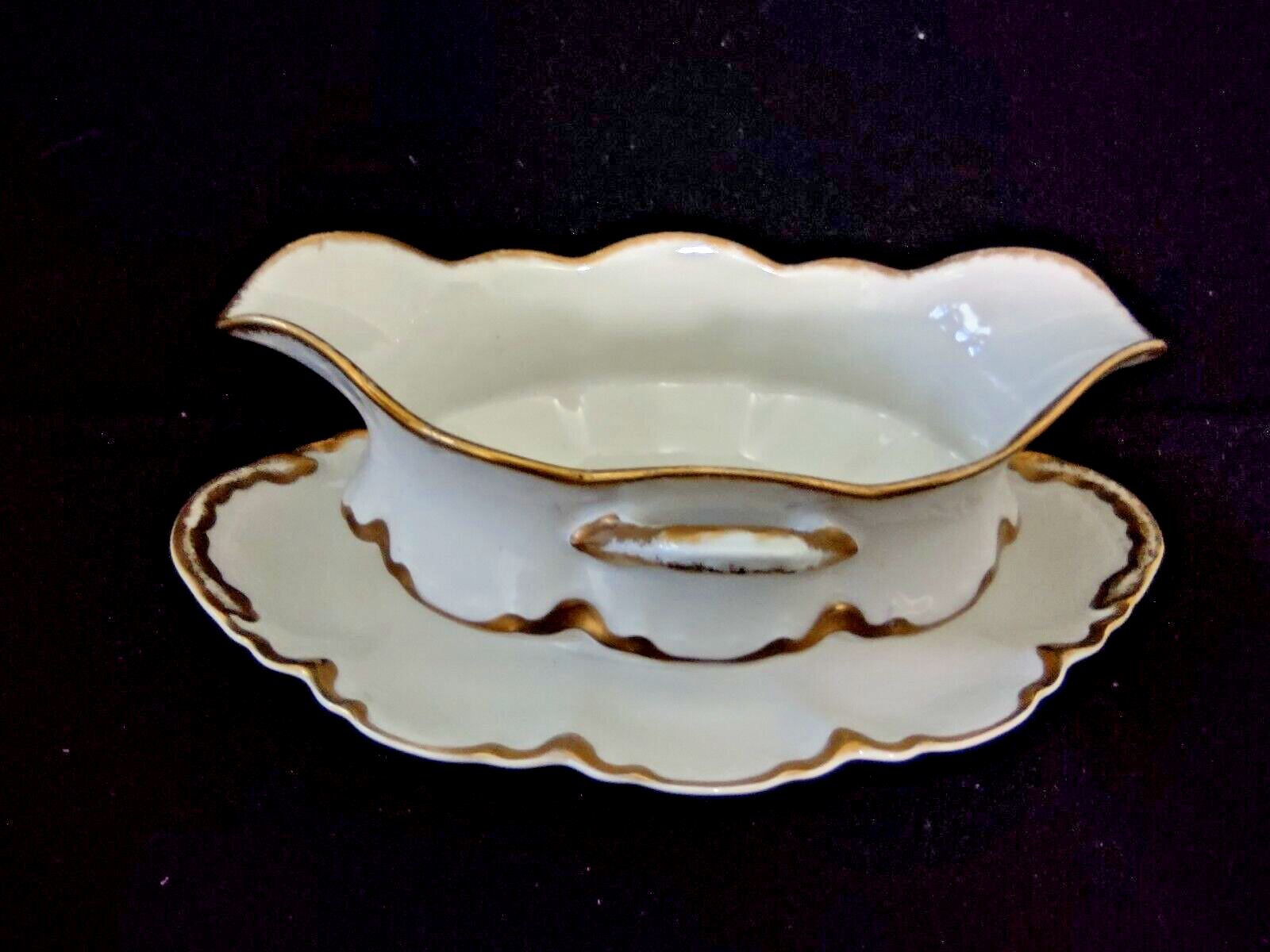 Haviland Limoges Gravy Boat Plate Attached Gold Trim (lot 306)