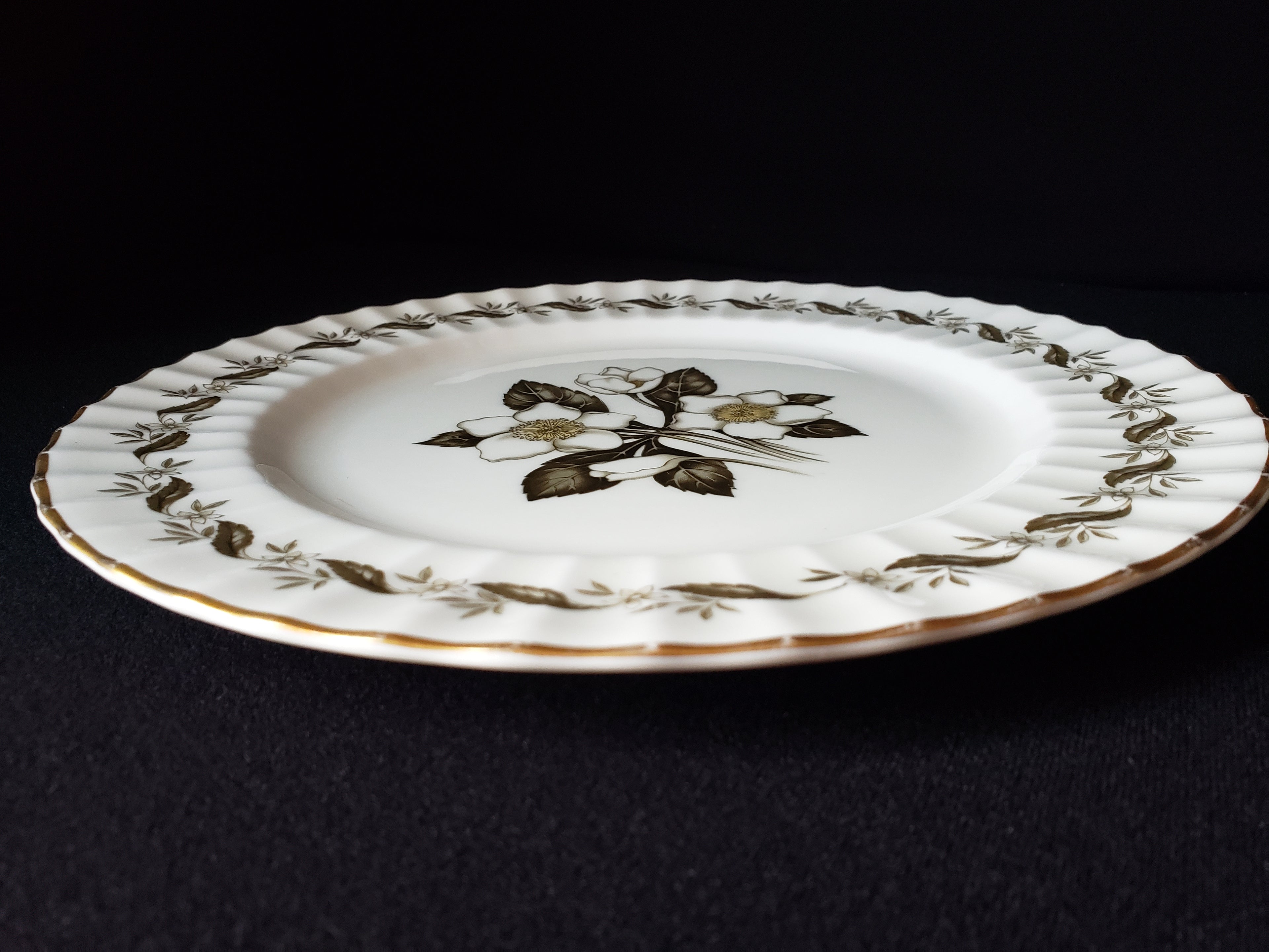 Vintage Royal Worcester Engadine Dinner Plate 10-1/2" (lot 2130)