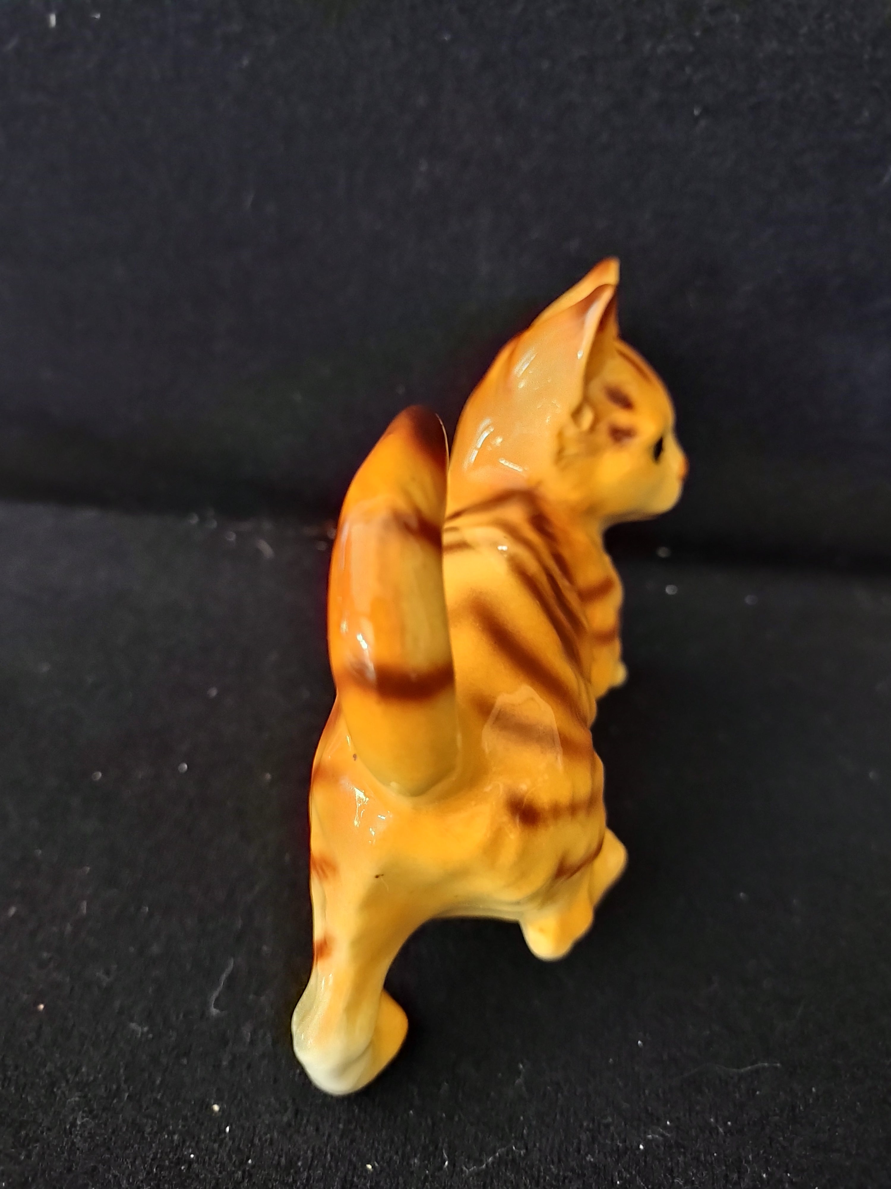 Vintage Hand Painted Porcelain Tabby Cat Collectable Figurine (Lot 3897)