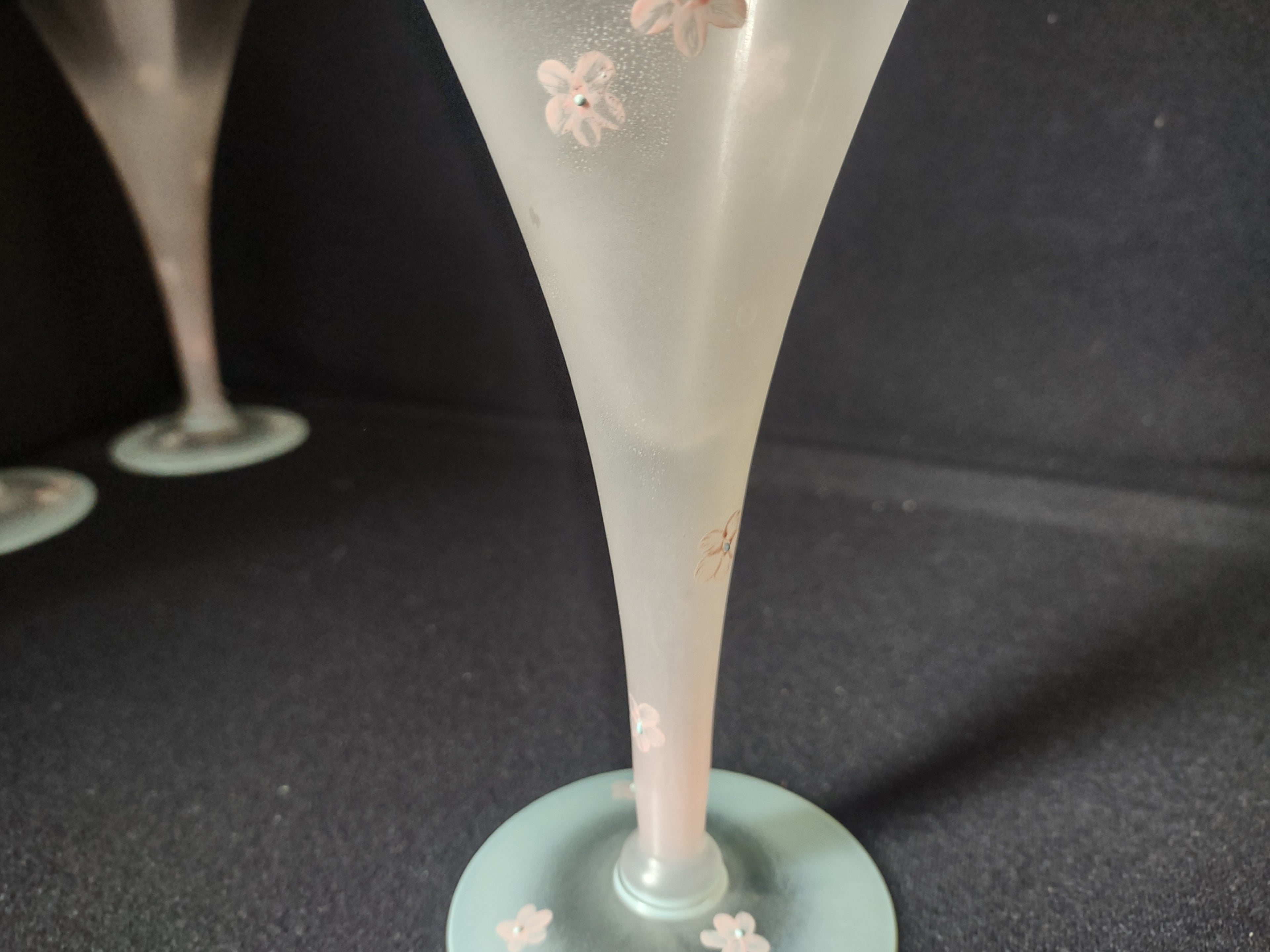 Set 5 Frosted Champagne Trumpet Pink Flowers Hand Painted Vintage MCM (lot 2741)