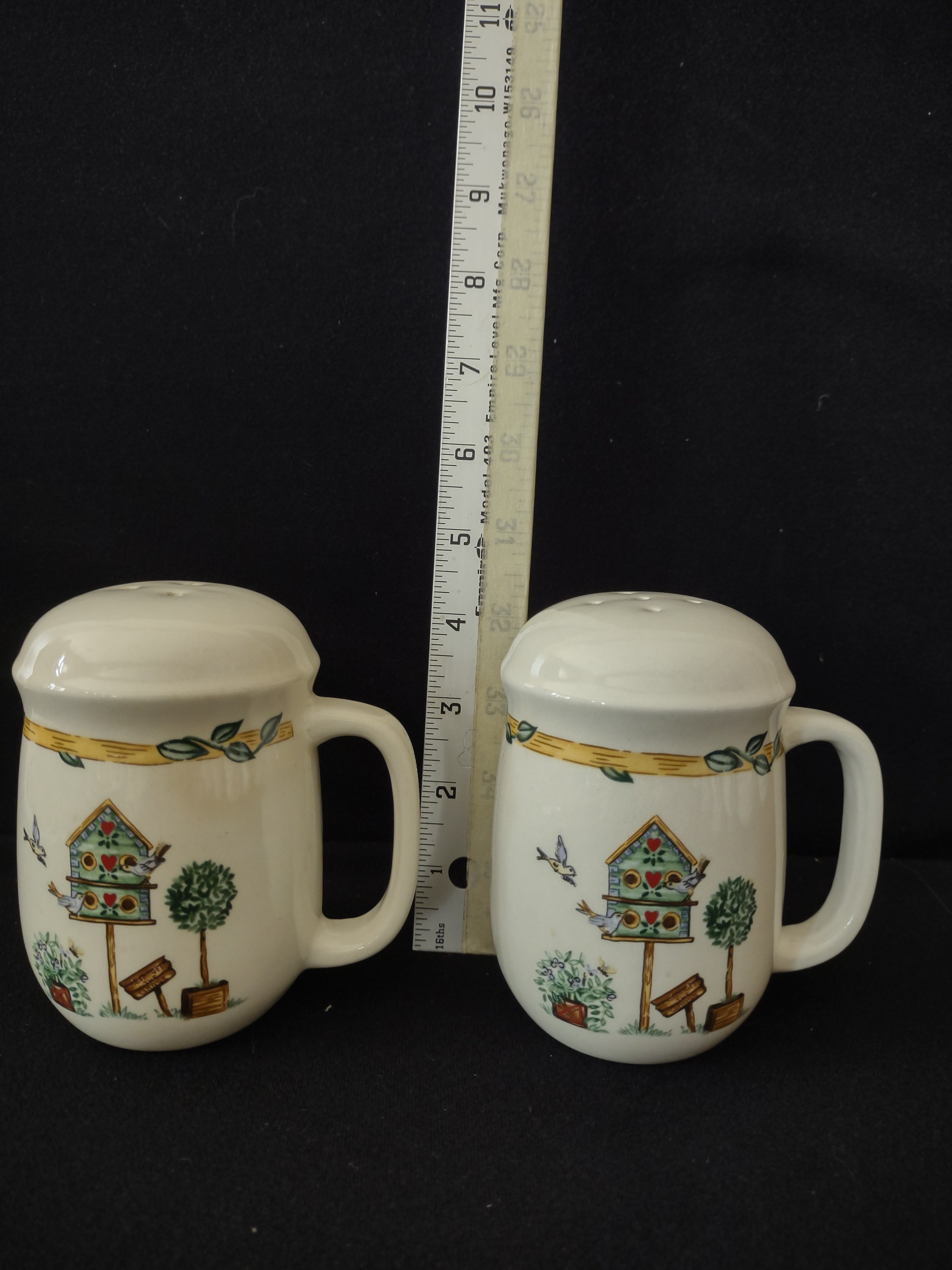 Vintage Thomson Pottery Birdhouse Salt Pepper Shakers (Lot 2913)