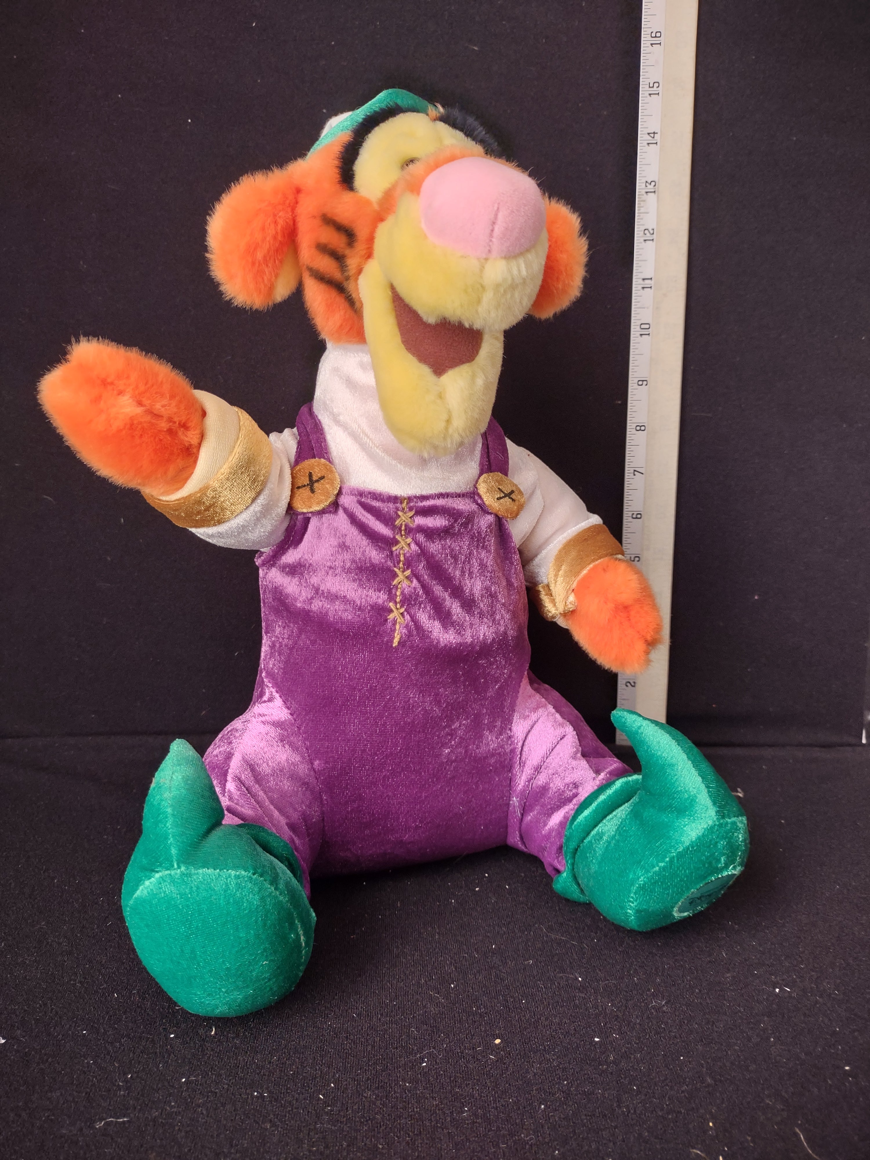Christmas Disney Plush Stuffed Tigger Toy (lot 2361)