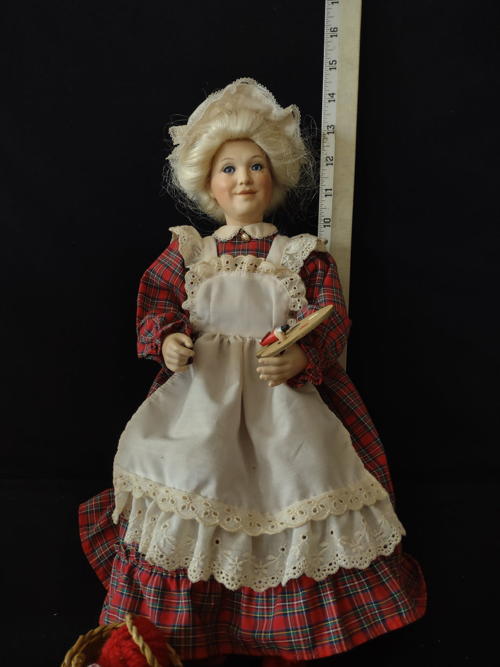 Christmas Danbury Mint Sitting Porcelain Mrs Claus Stool Basket Pallet (Lot 3753