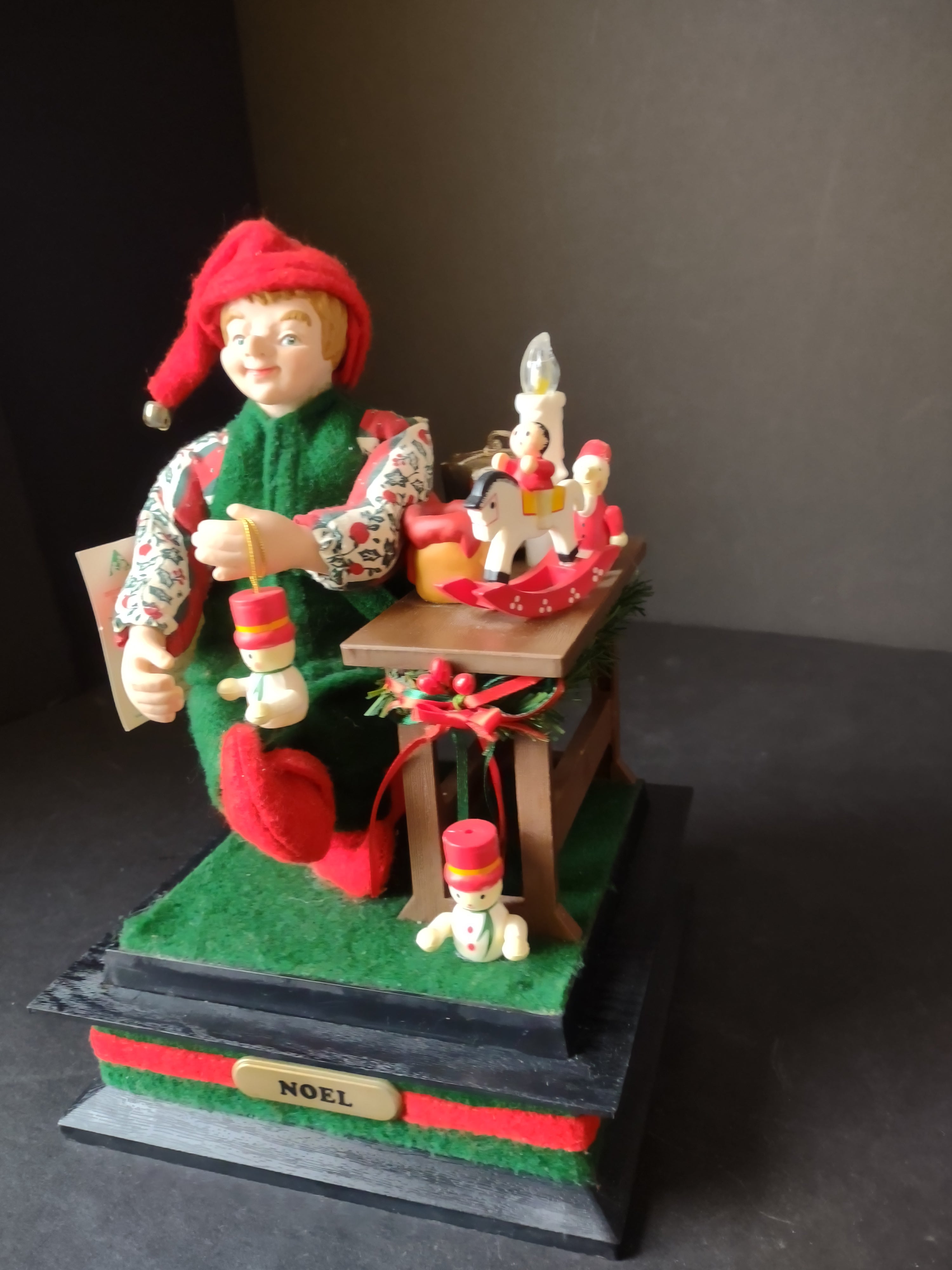 Vintage Christmas Musical Holiday Scene Plays Songs Elf (lot 1428)