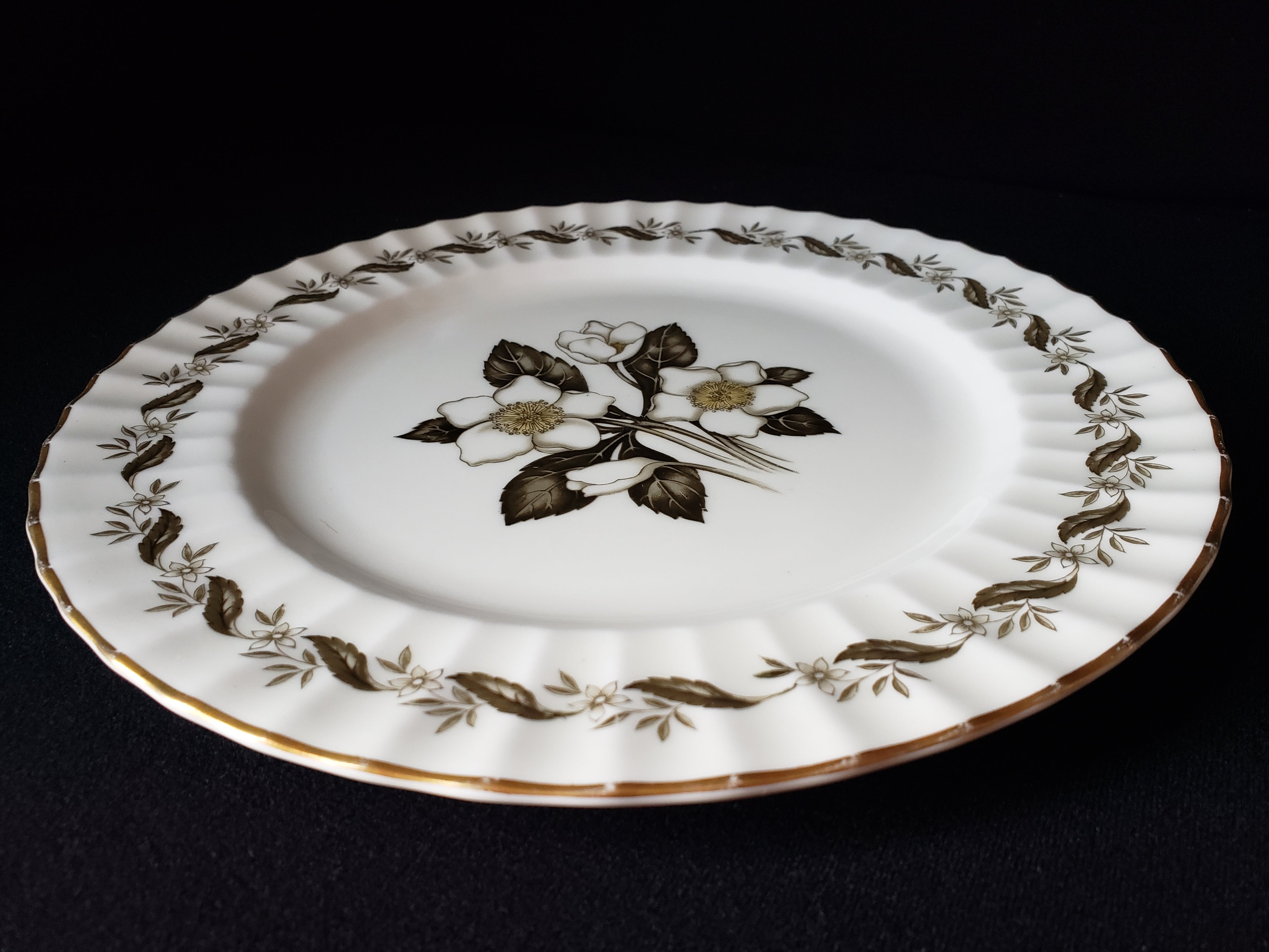 Vintage Royal Worcester Engadine Dinner Plate 10-1/2" (lot 2130)
